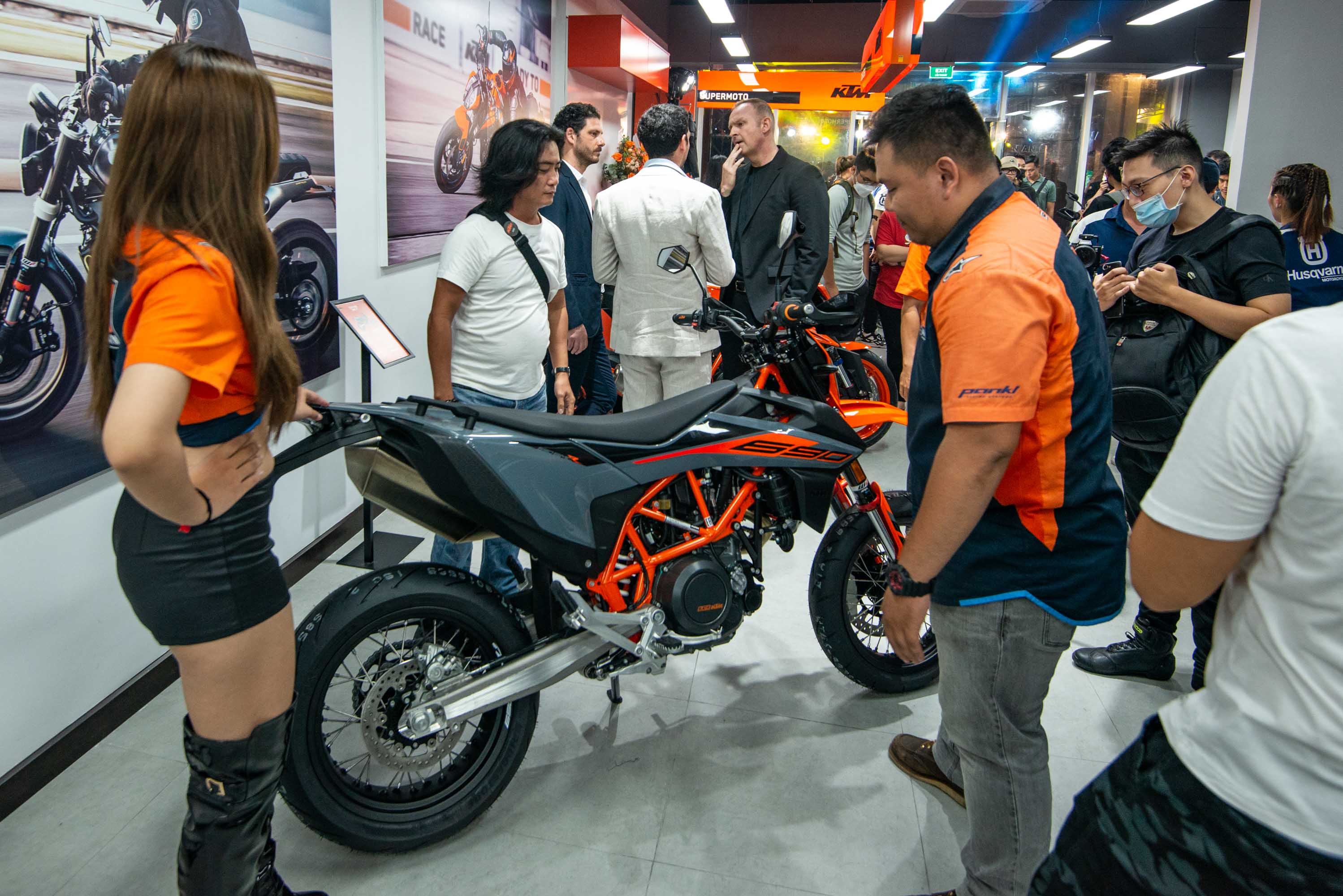 KTM-Husqvarna-khai-truong-showroom-anh-6.jpg