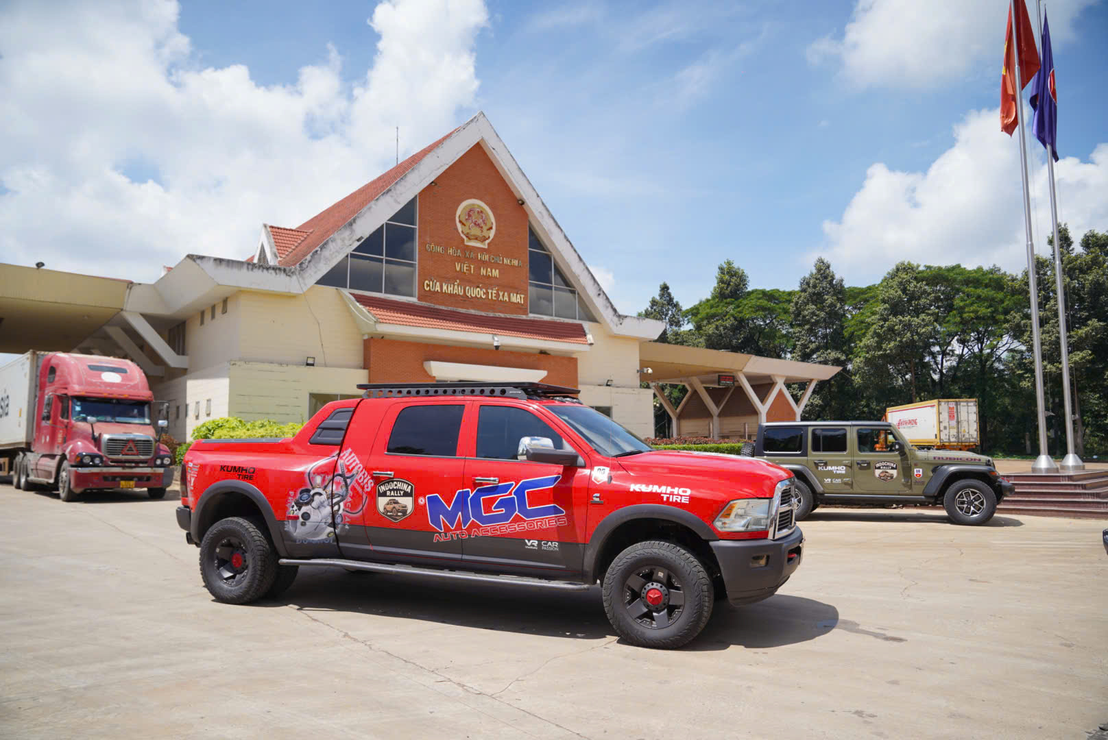Kumo trên lốp xe Dodge Ram 6 bánh.jpg