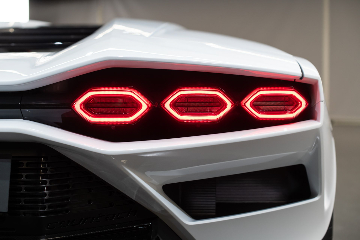 Lamborghini Countach LPI 800-4 (14).JPG