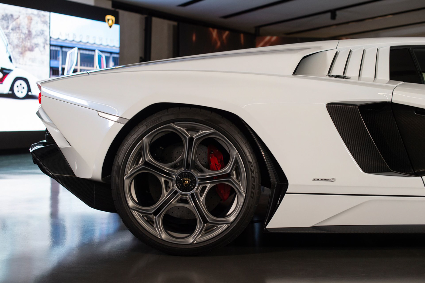 Lamborghini Countach LPI 800-4 (16).JPG