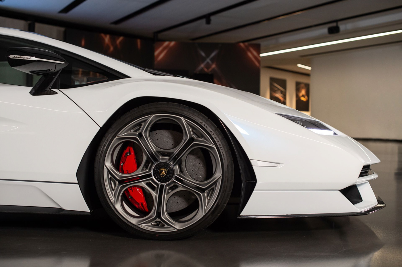 Lamborghini Countach LPI 800-4 (17).JPG