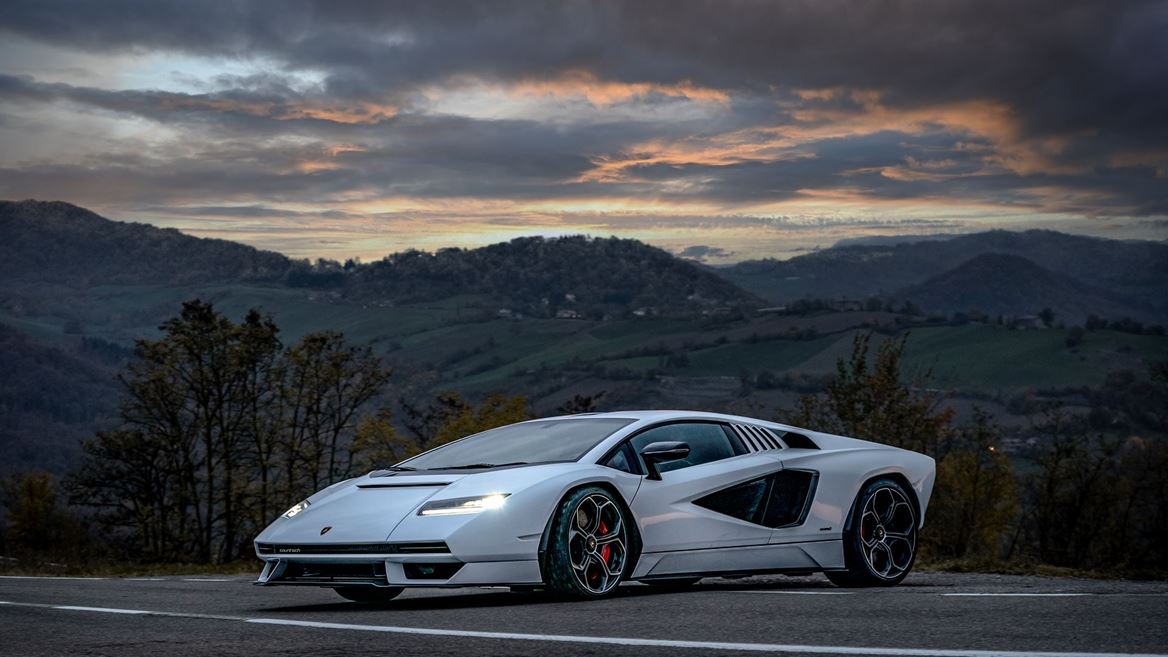 Lamborghini Countach LPI 800-4 (2).jpg