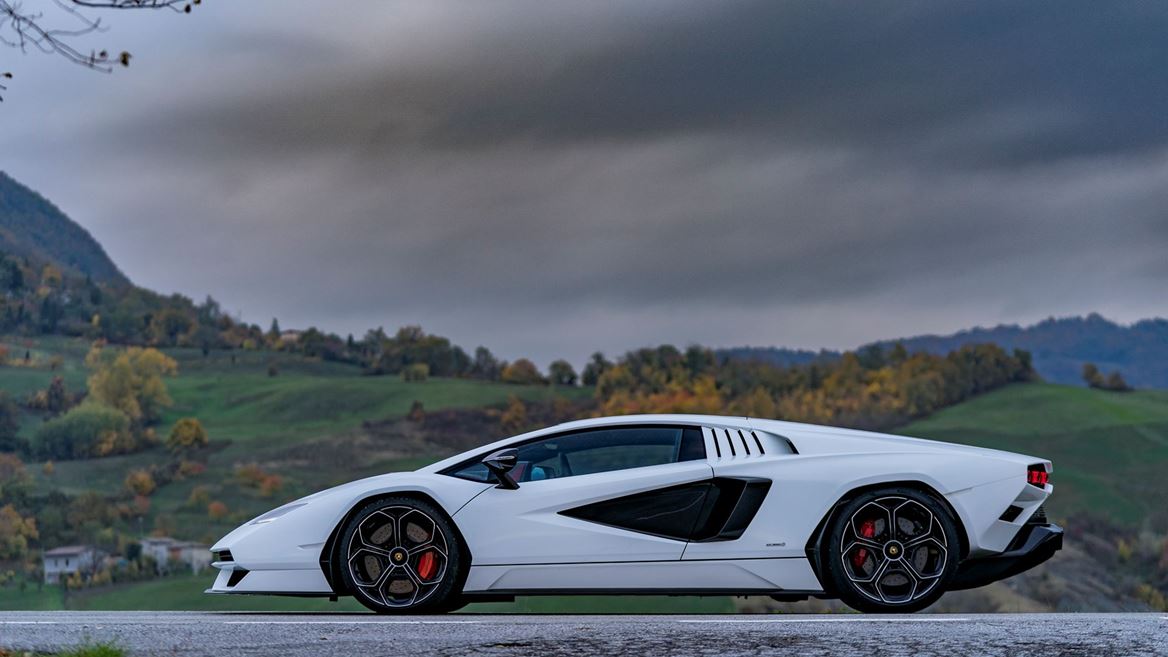 Lamborghini Countach LPI 800-4 (3).jpg