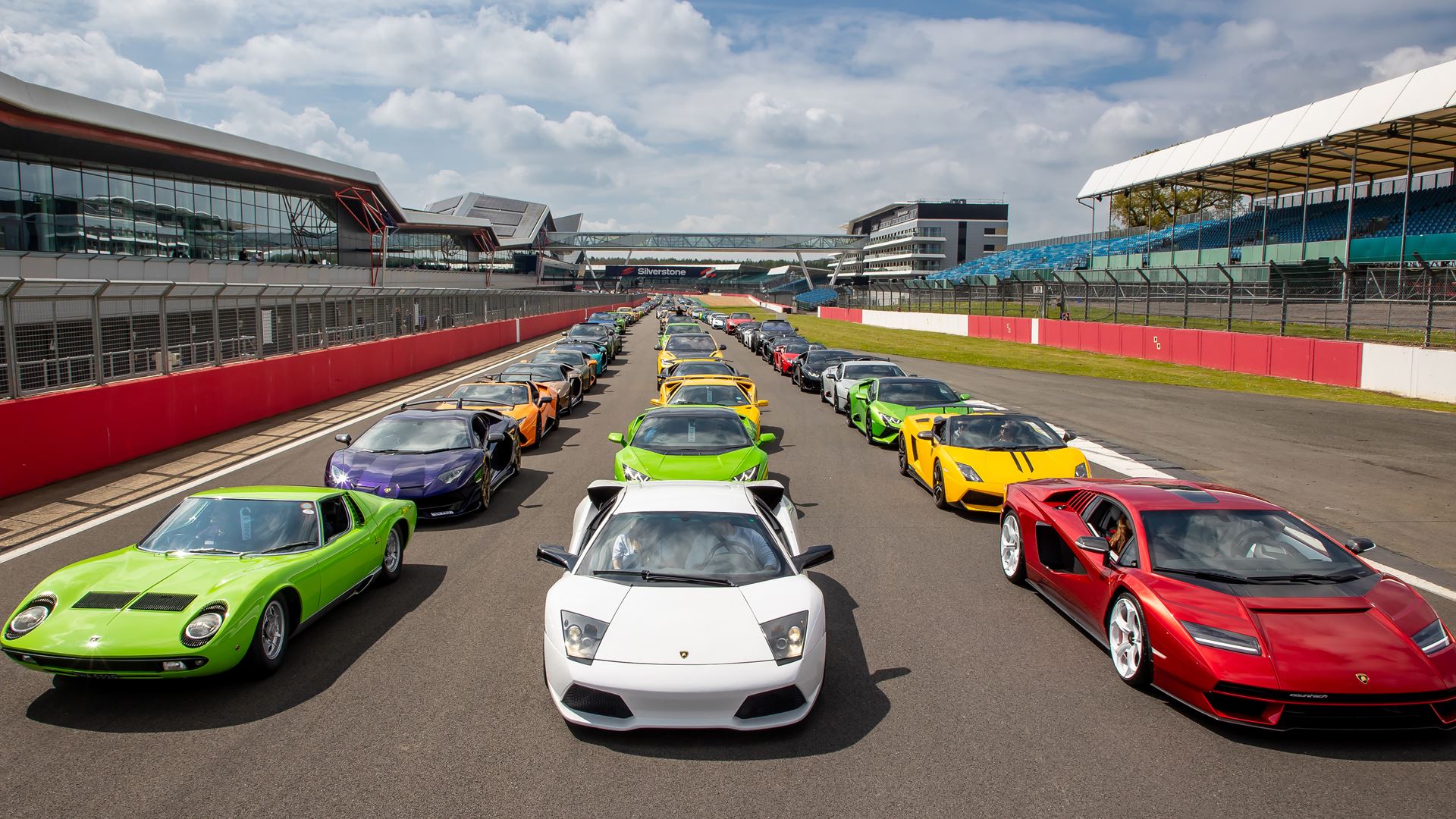 lamborghini-day-uk-at-silverstone-circuit-00.jpg