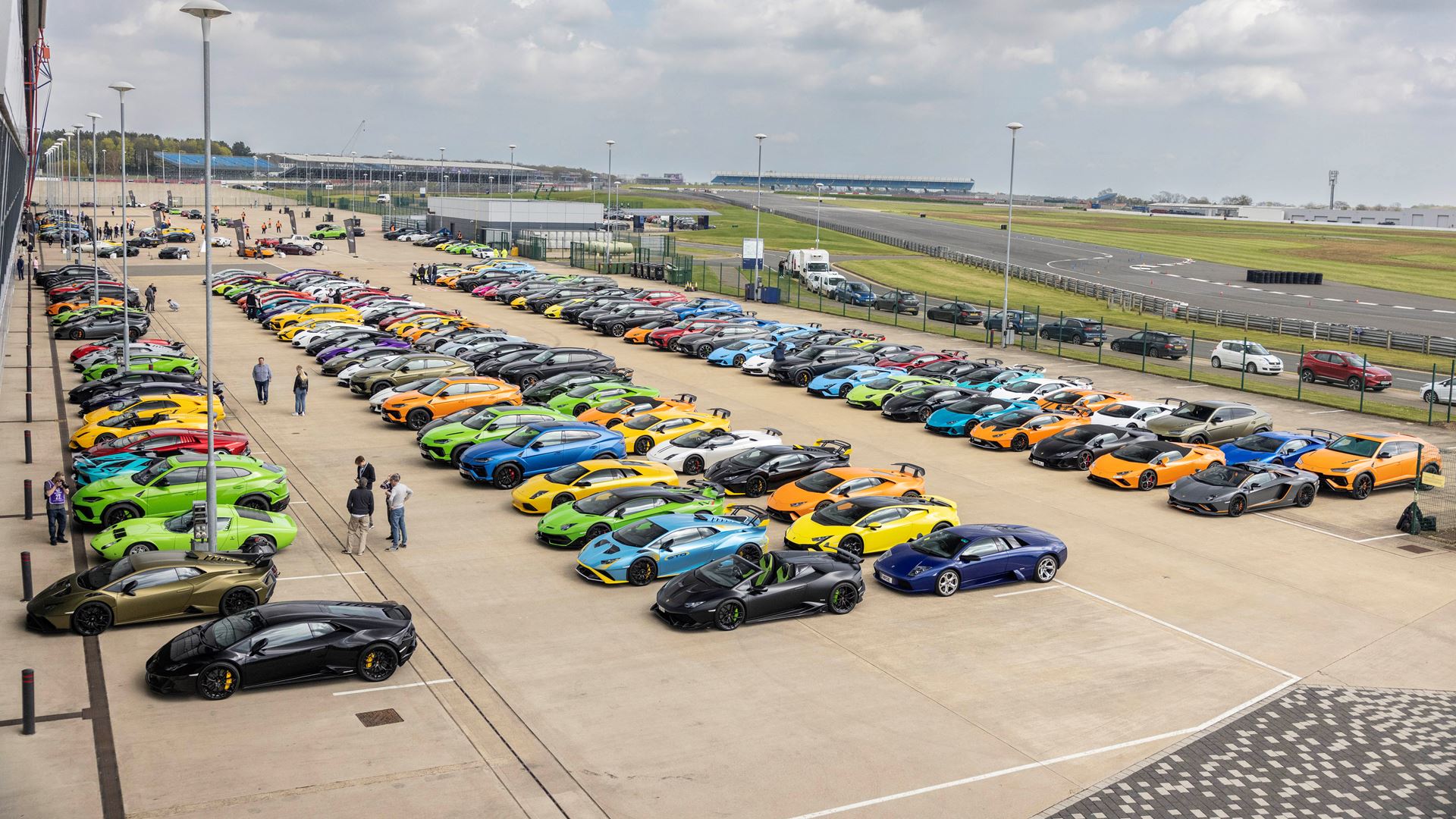 lamborghini-day-uk-at-silverstone-circuit-02.jpg
