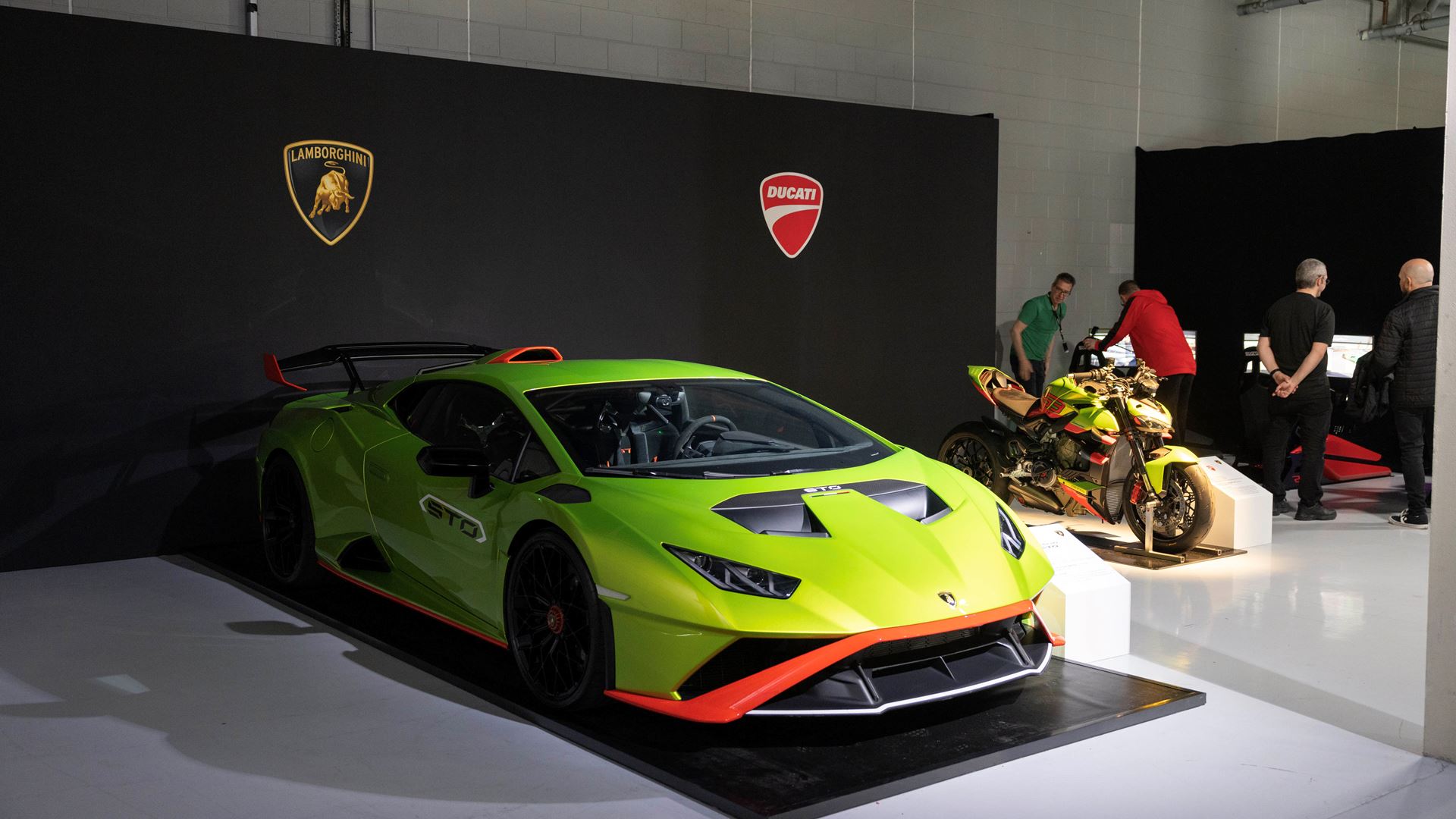 lamborghini-day-uk-at-silverstone-circuit-04.jpg