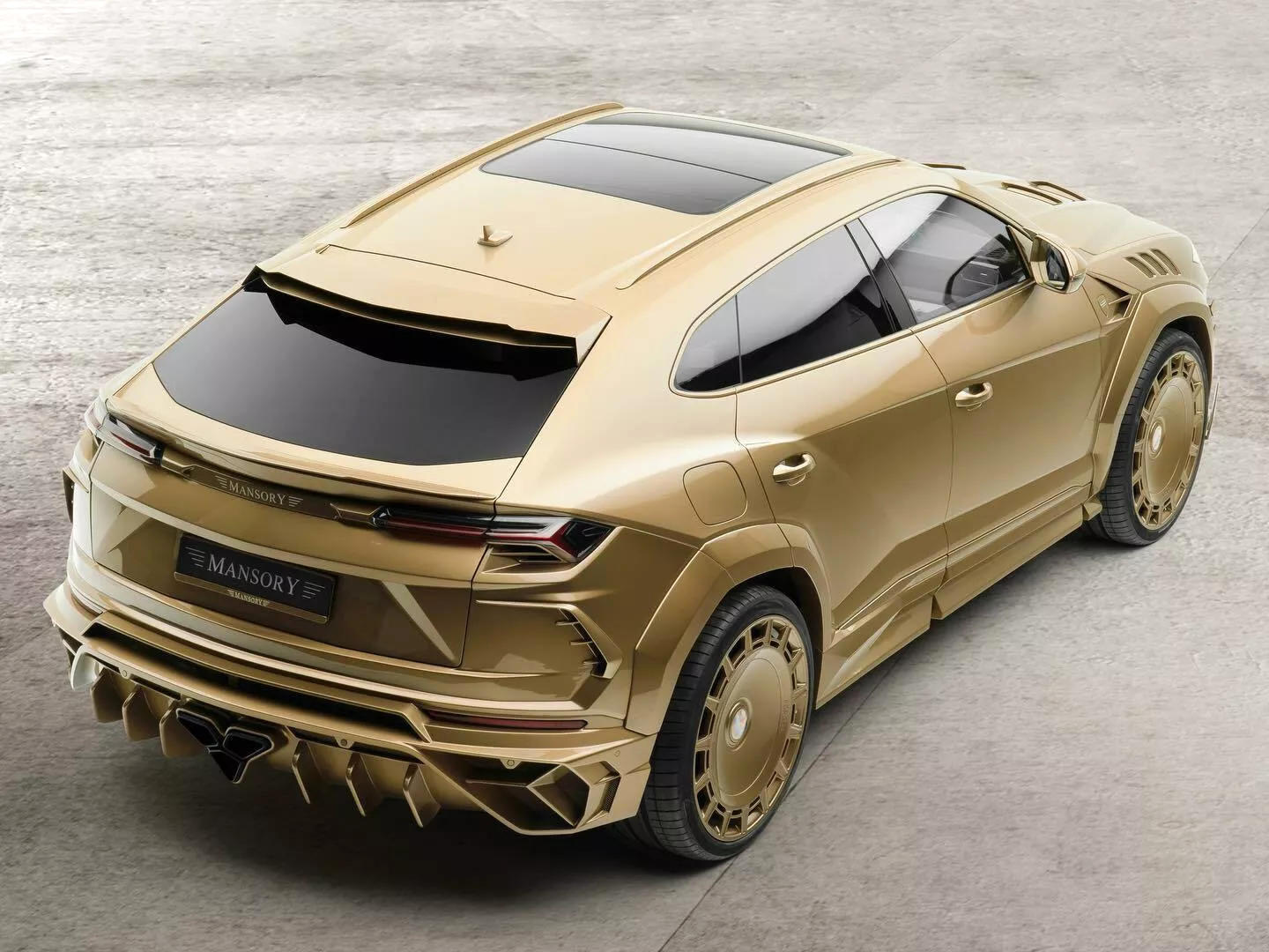 Lamborghini-Urus-Mansory-venatus-gold-01.jpg