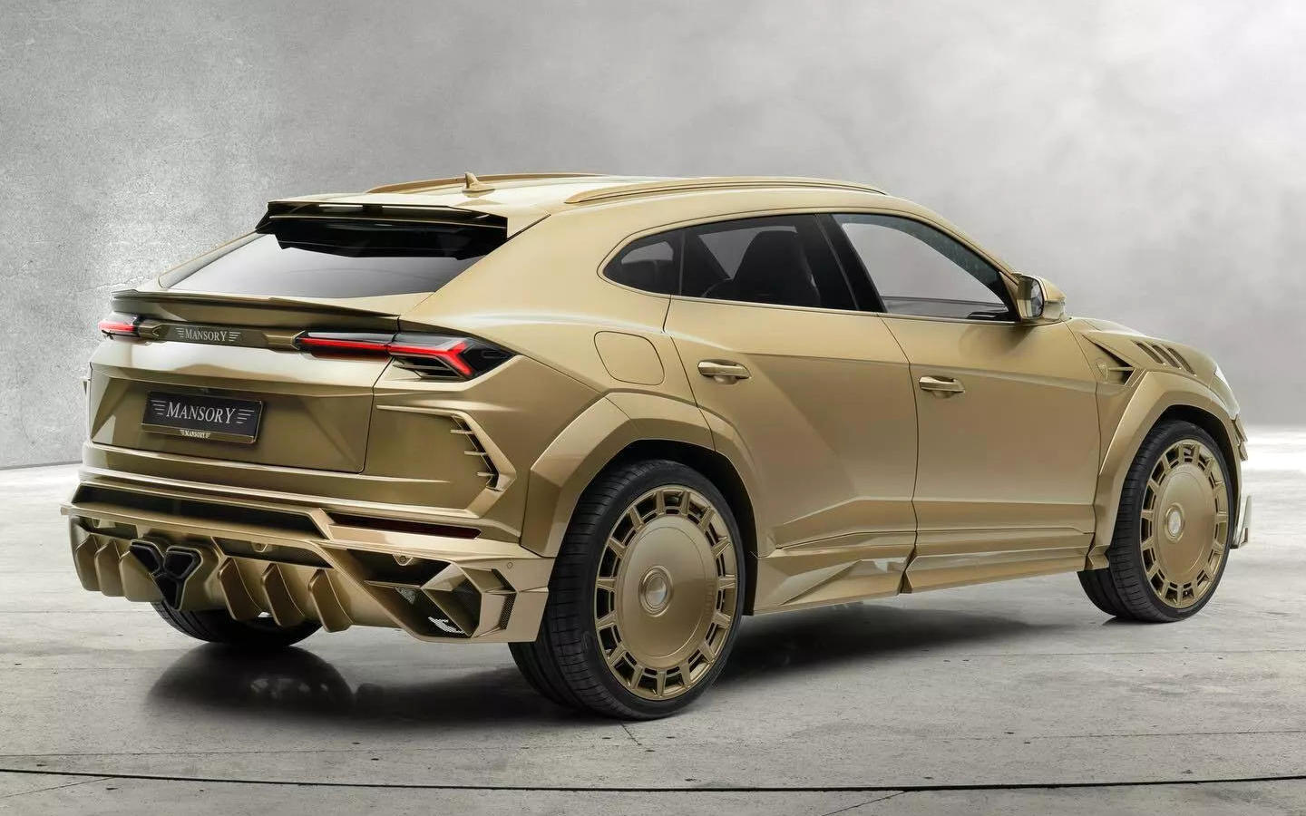 Lamborghini-Urus-Mansory-venatus-gold-04.jpg