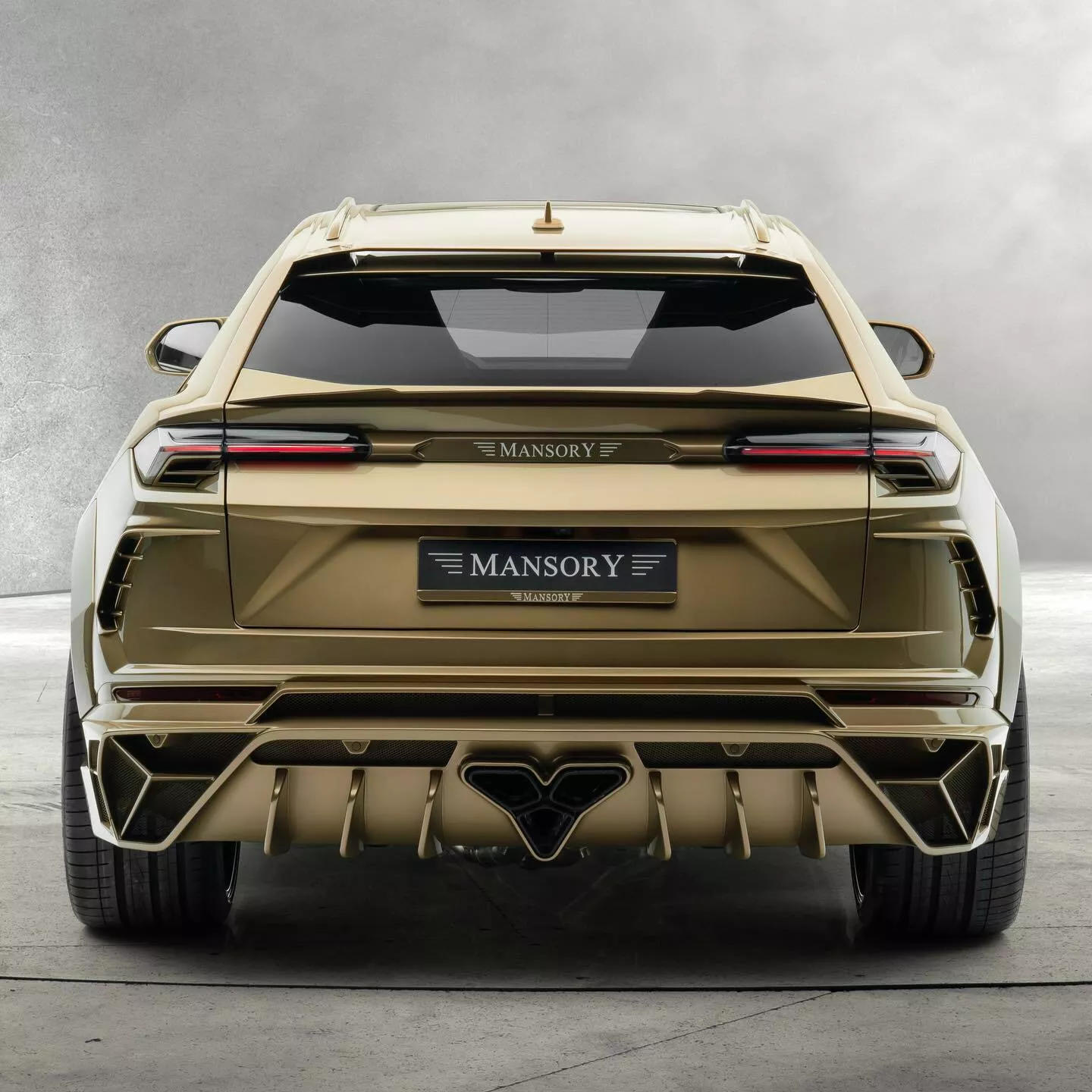 Lamborghini-Urus-Mansory-venatus-gold-07.jpg