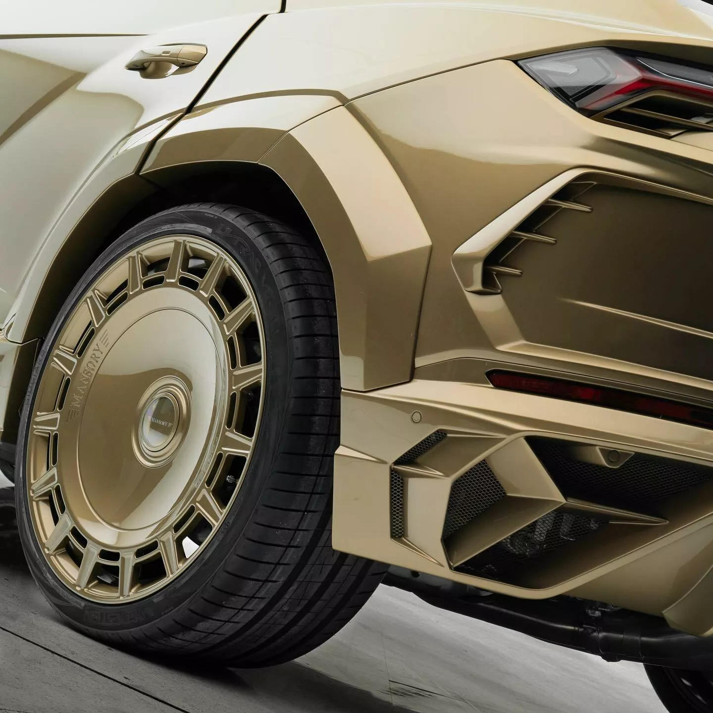 Lamborghini-Urus-Mansory-venatus-gold-08.jpg