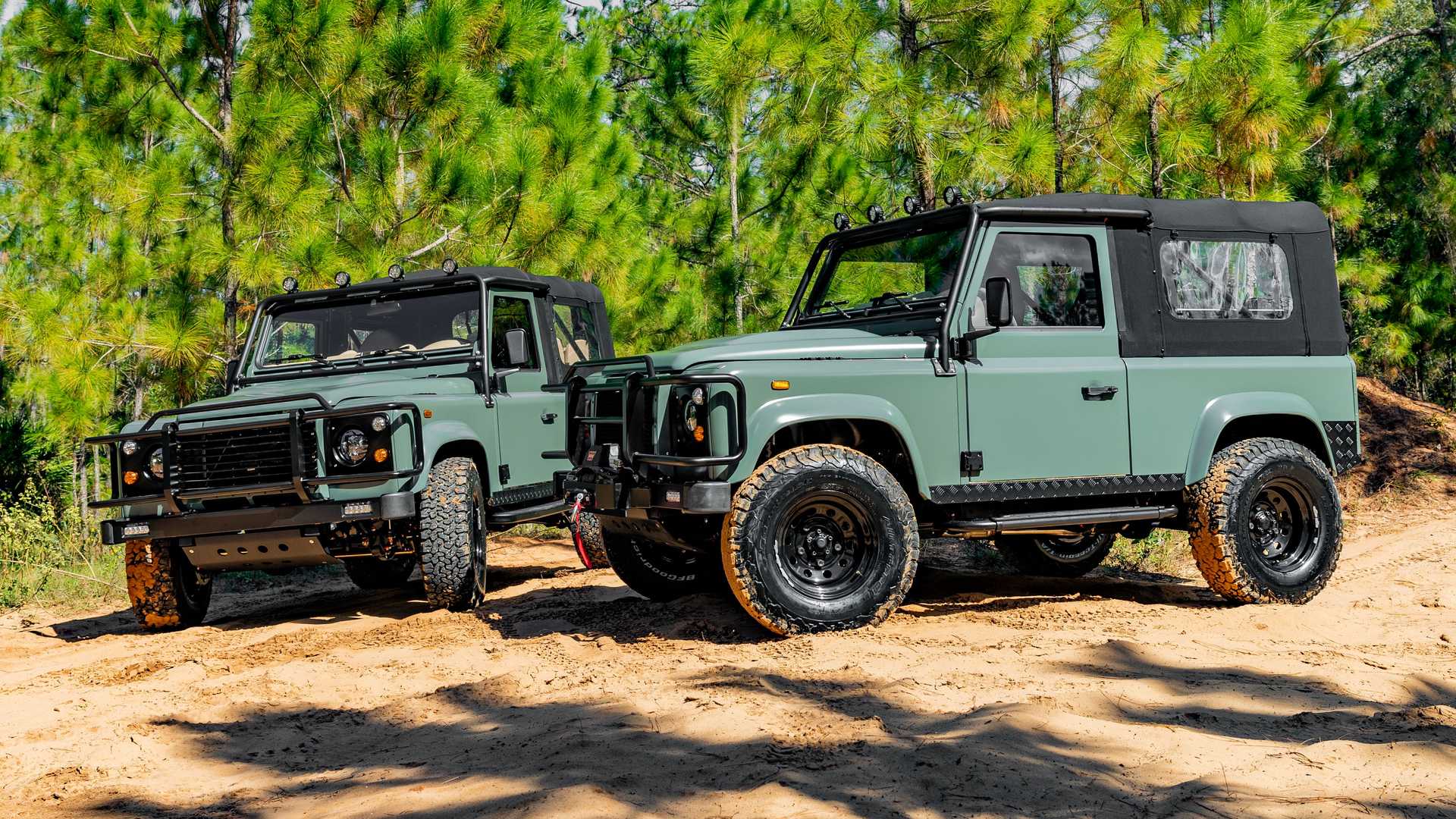 Land Rover Defender (1).jpg