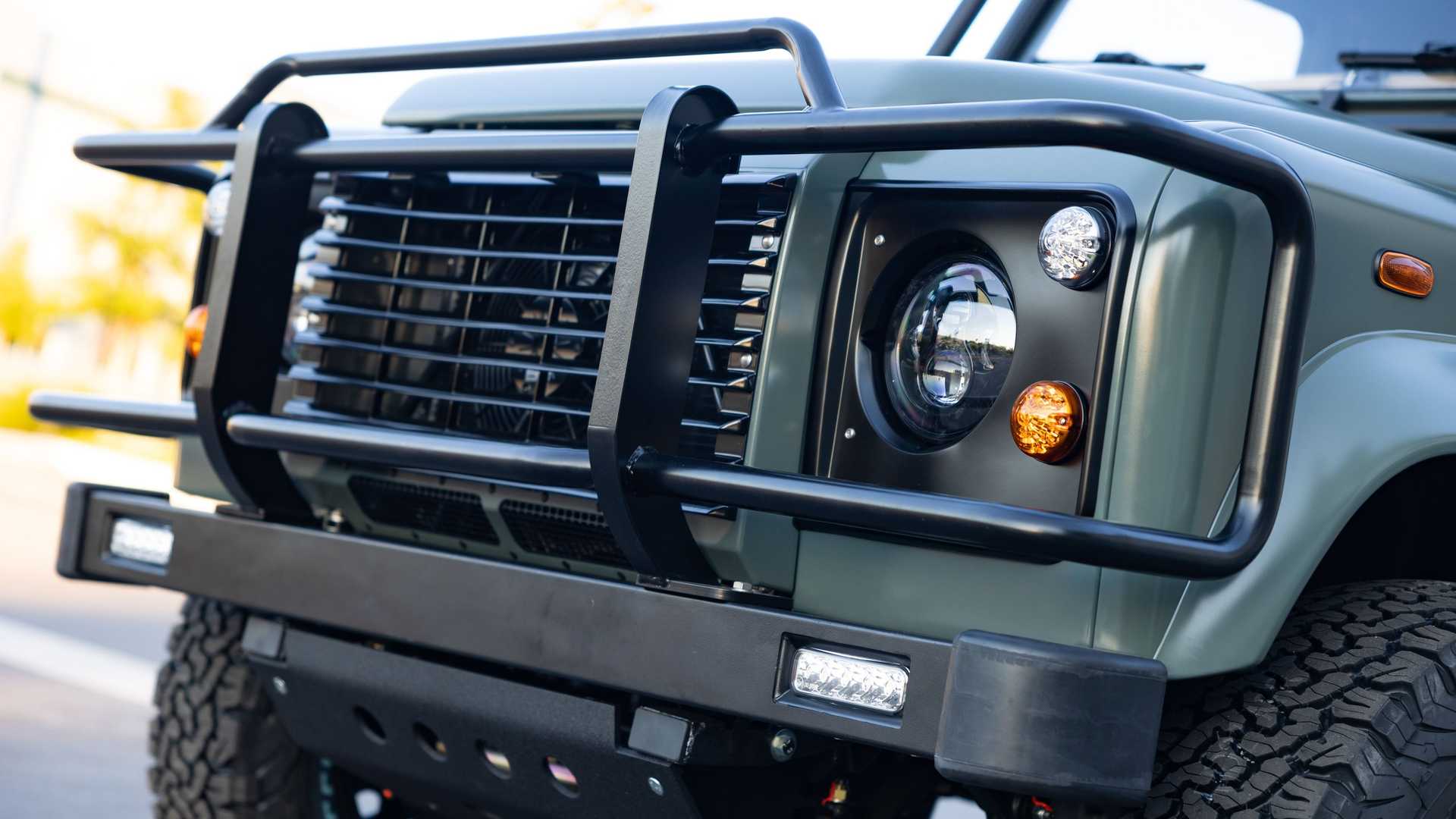 Land Rover Defender (10).jpg