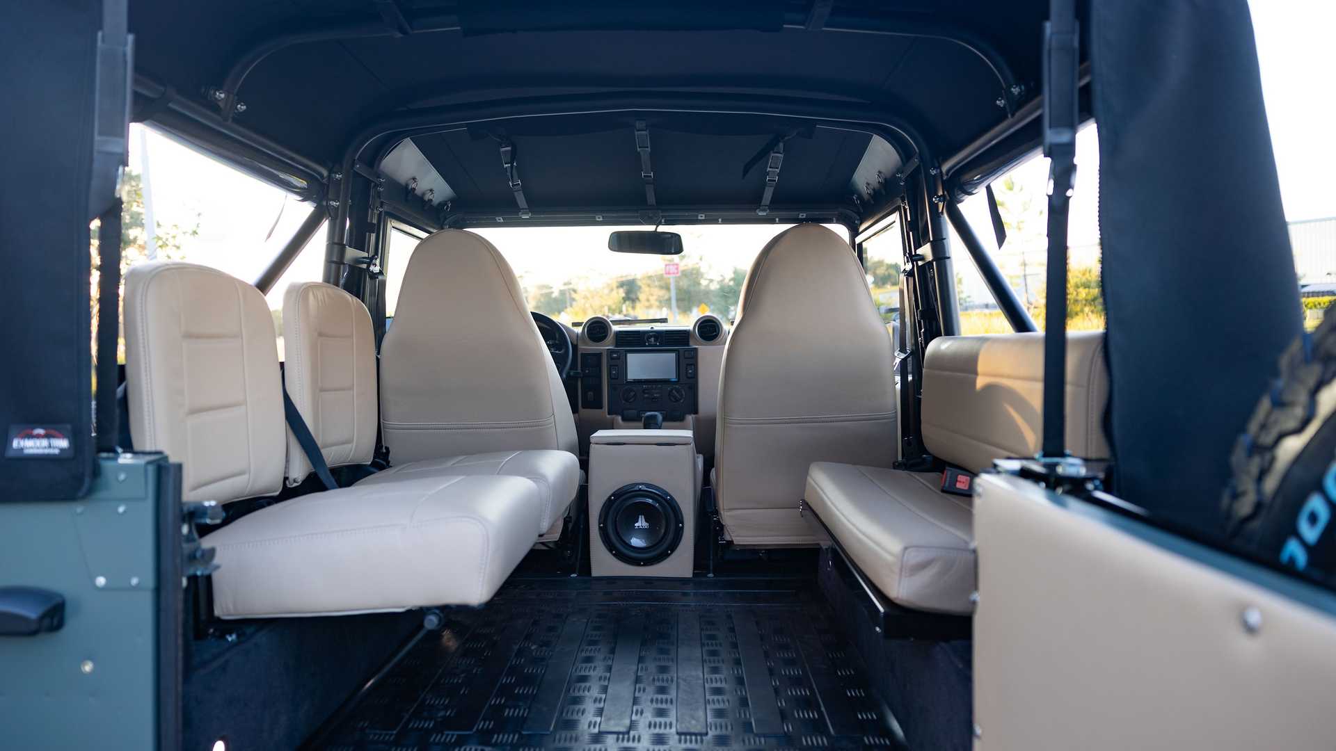 Land Rover Defender (14).jpg