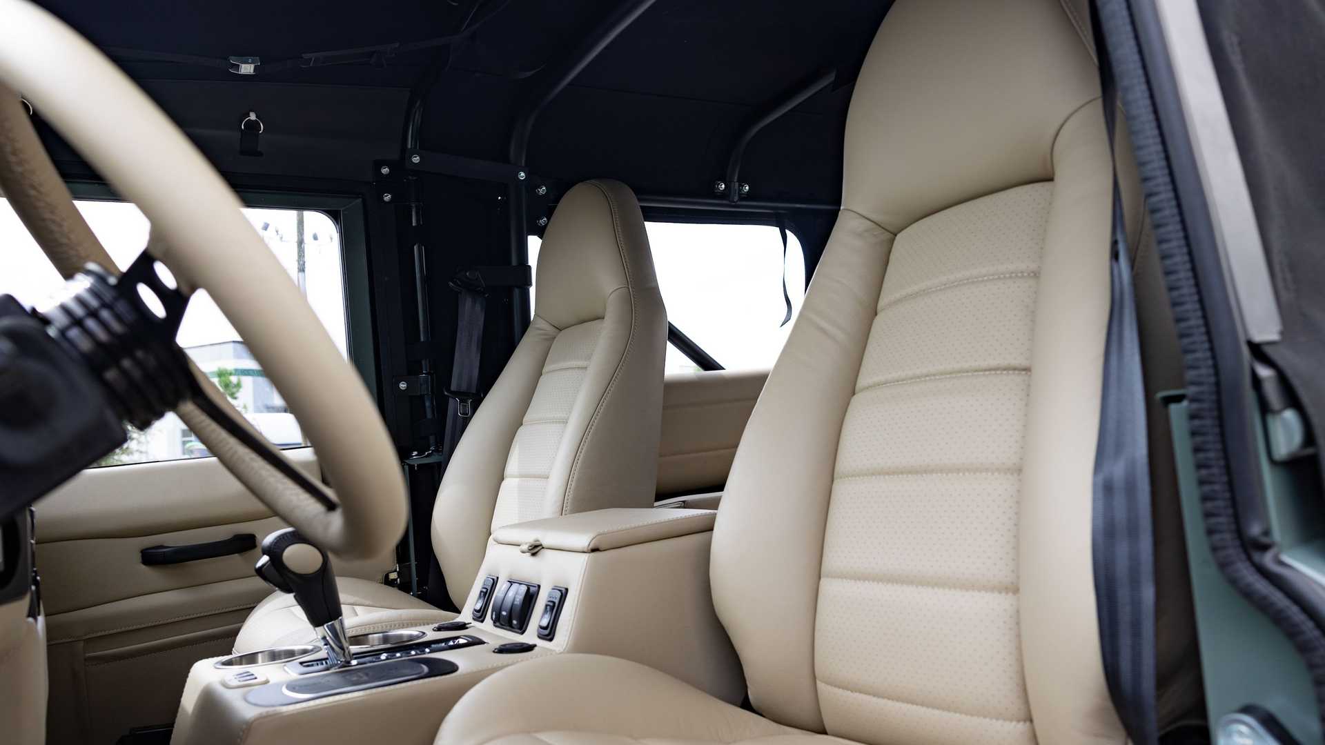 Land Rover Defender (4).jpg