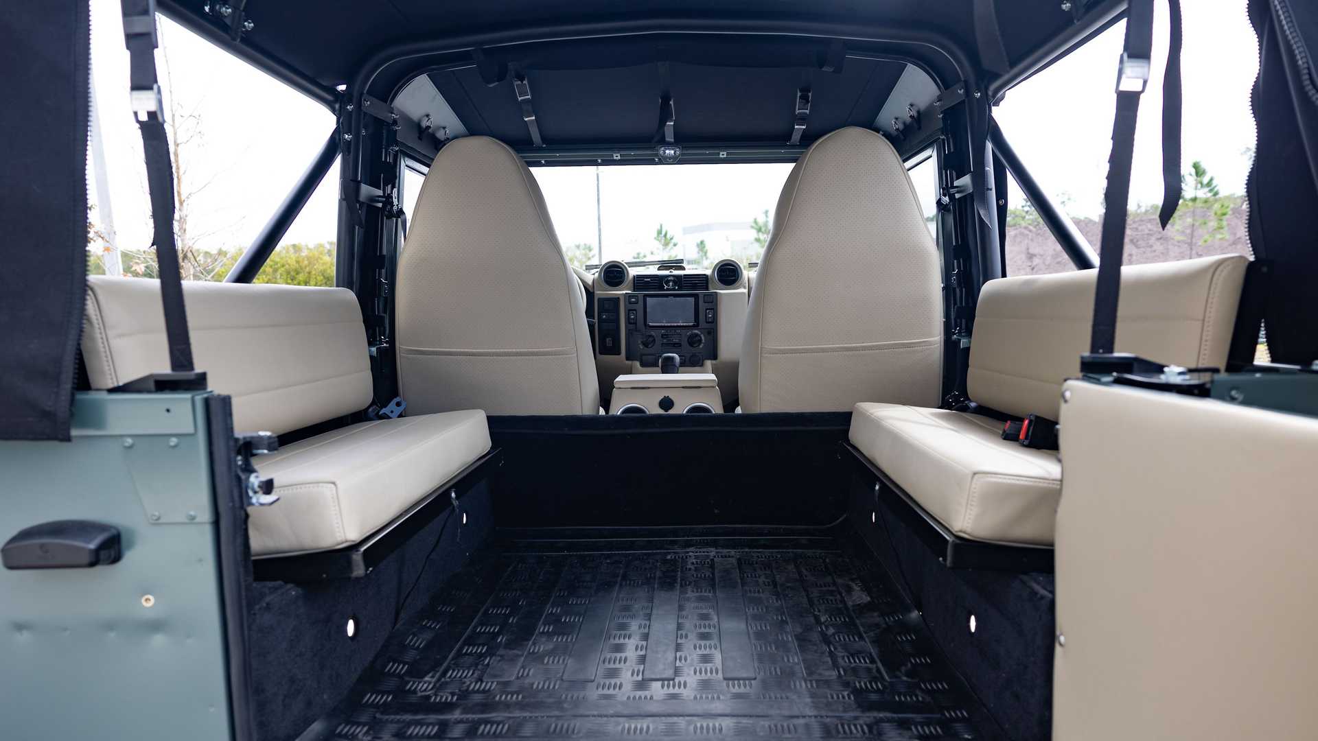 Land Rover Defender (7).jpg