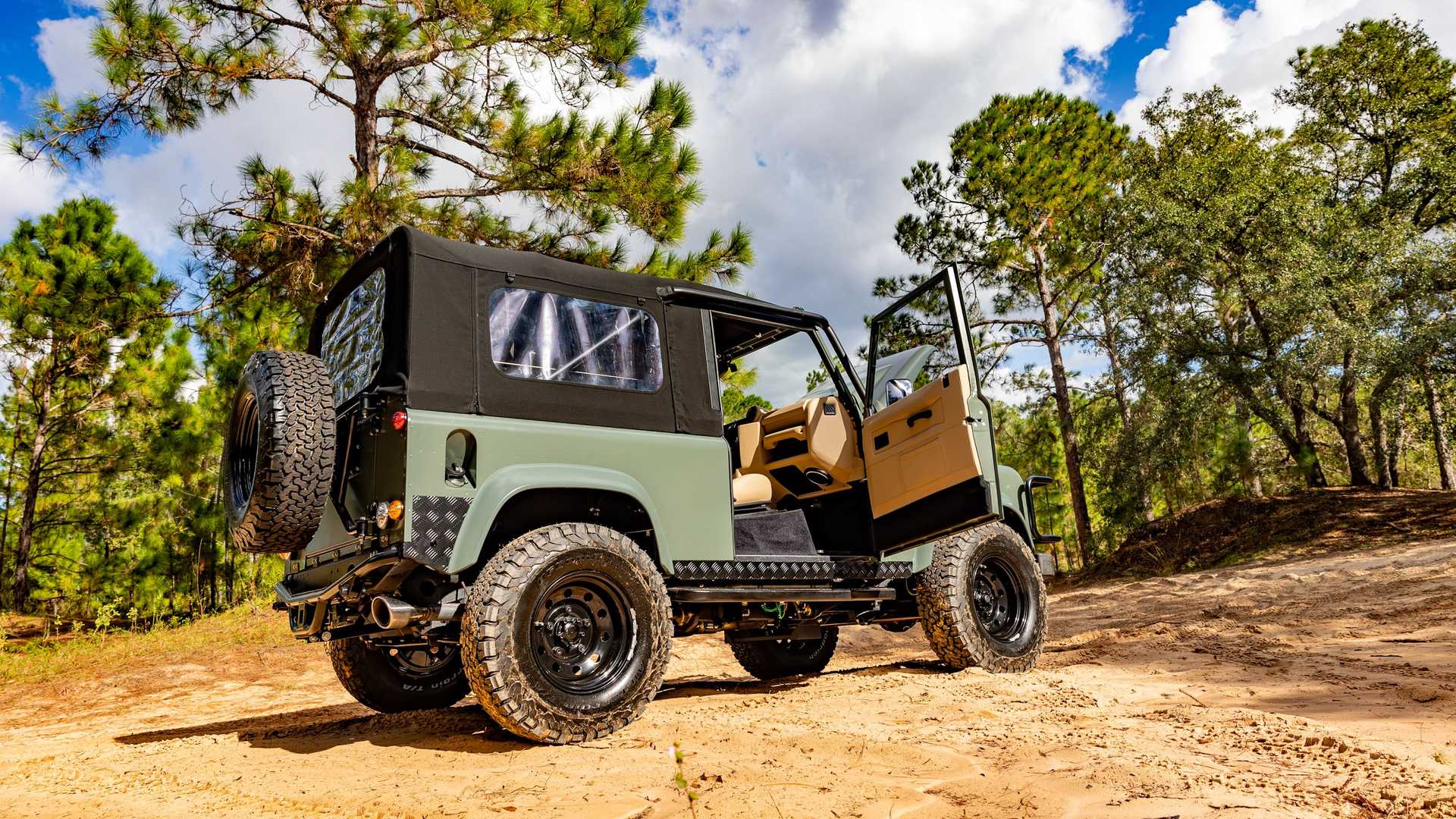 Land Rover Defender (9).jpg
