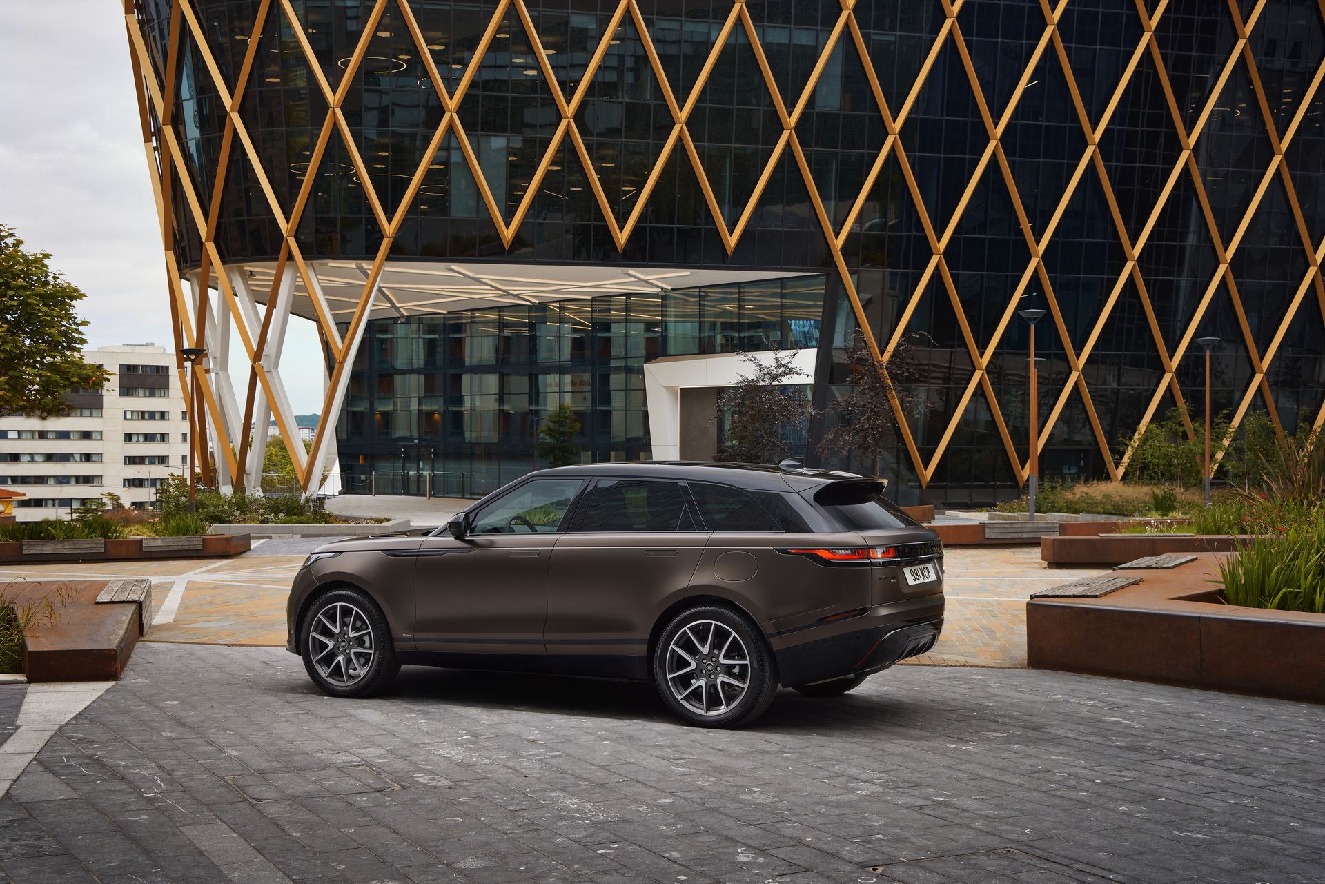 Land-Rover-ra-mắt-Range-Rover-Velar-2022-với-nhiều-nâng-cấp (10).jpg