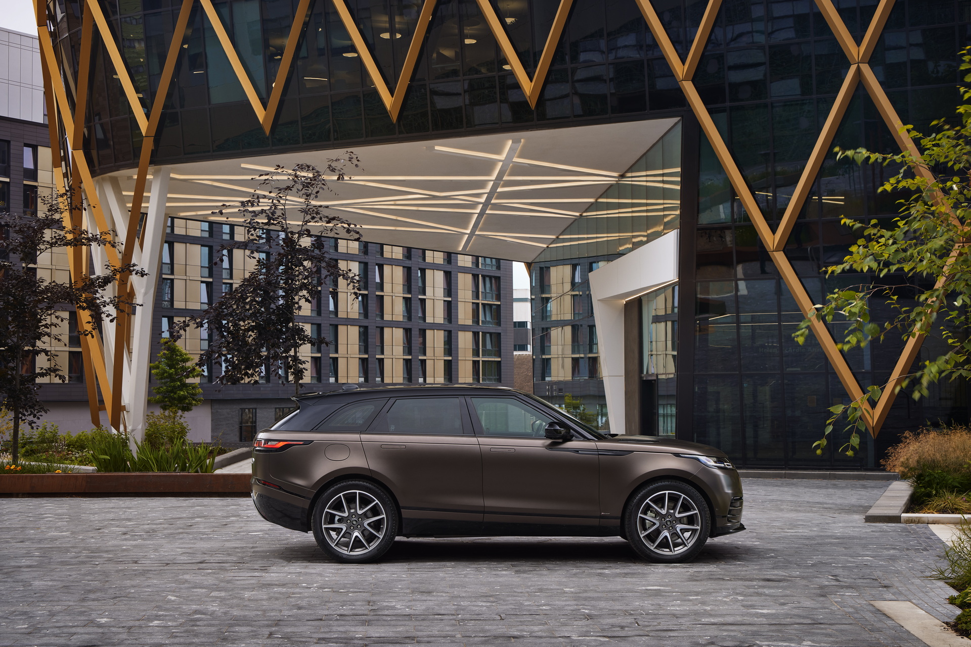 Land-Rover-ra-mắt-Range-Rover-Velar-2022-với-nhiều-nâng-cấp (7).jpg