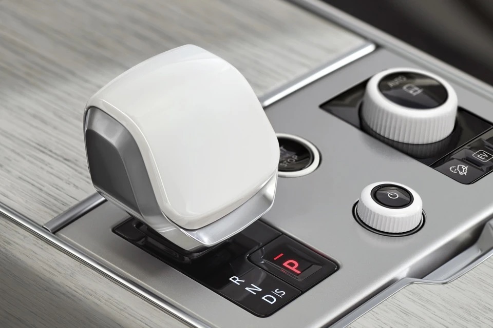 Land_Rover_Range_Rover_SV_Ultra_14.jpg