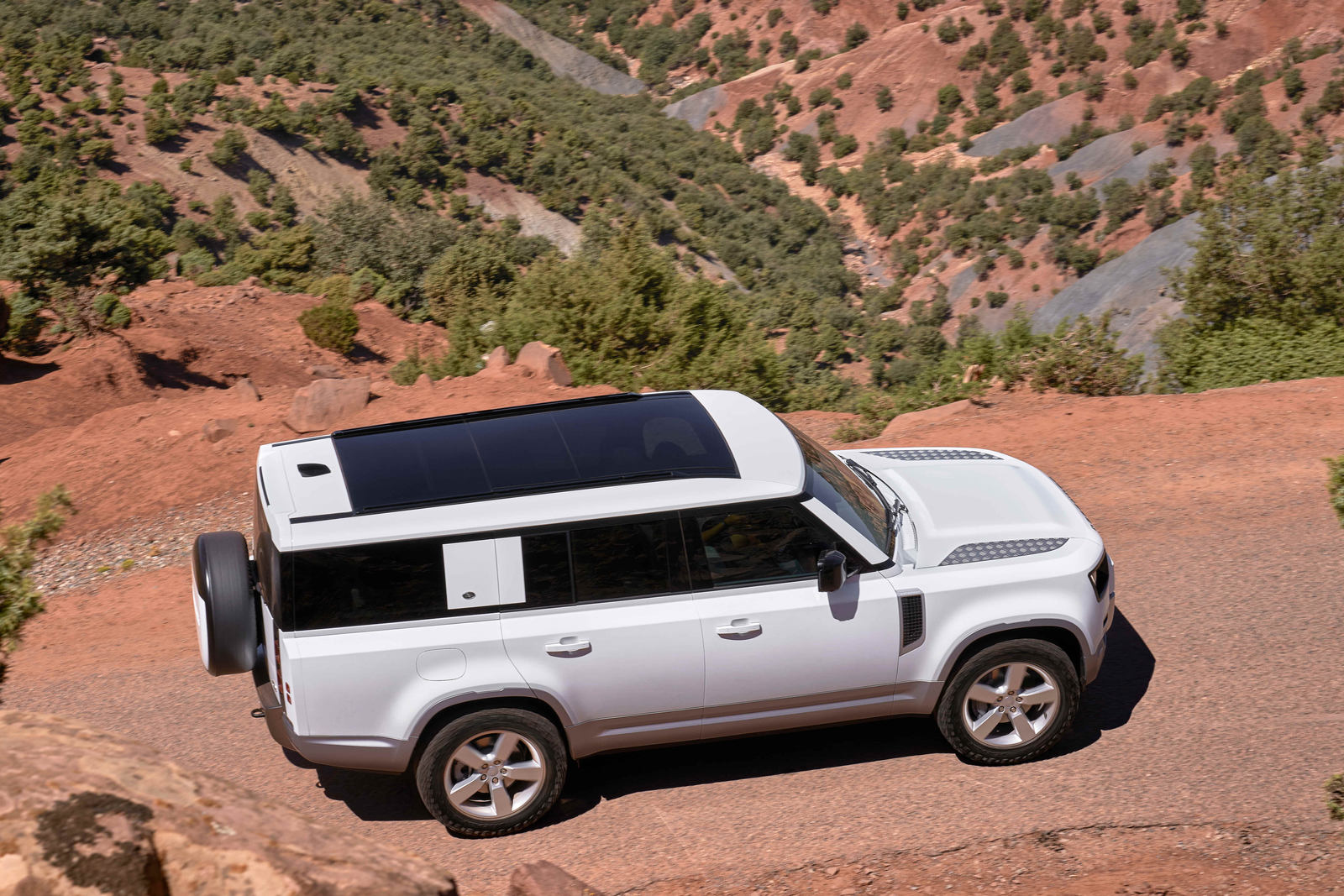 landrover_defender130_2022_03.jpg