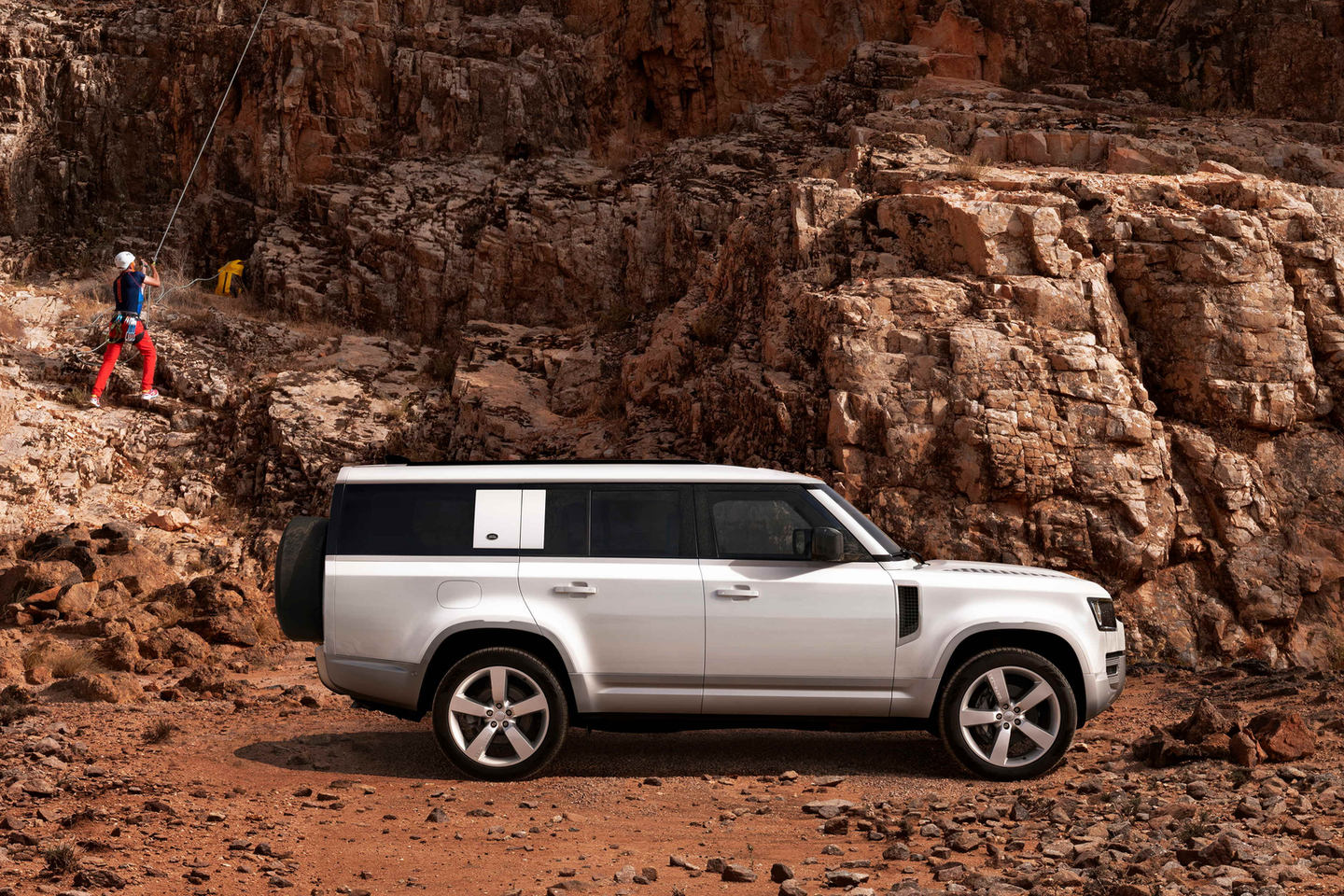 landrover_defender130_2022_06.jpg