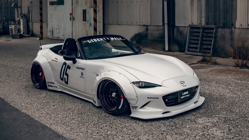 Liberty Walk Mazda MX-5 (1).jpg