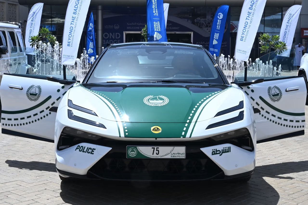 Lotus Emeya-S-anh-2.jpeg