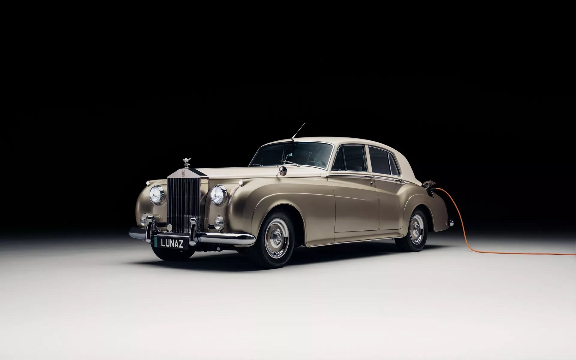 Lunaz-Rolls-Royce-Silver-Cloud-II-1.jpeg