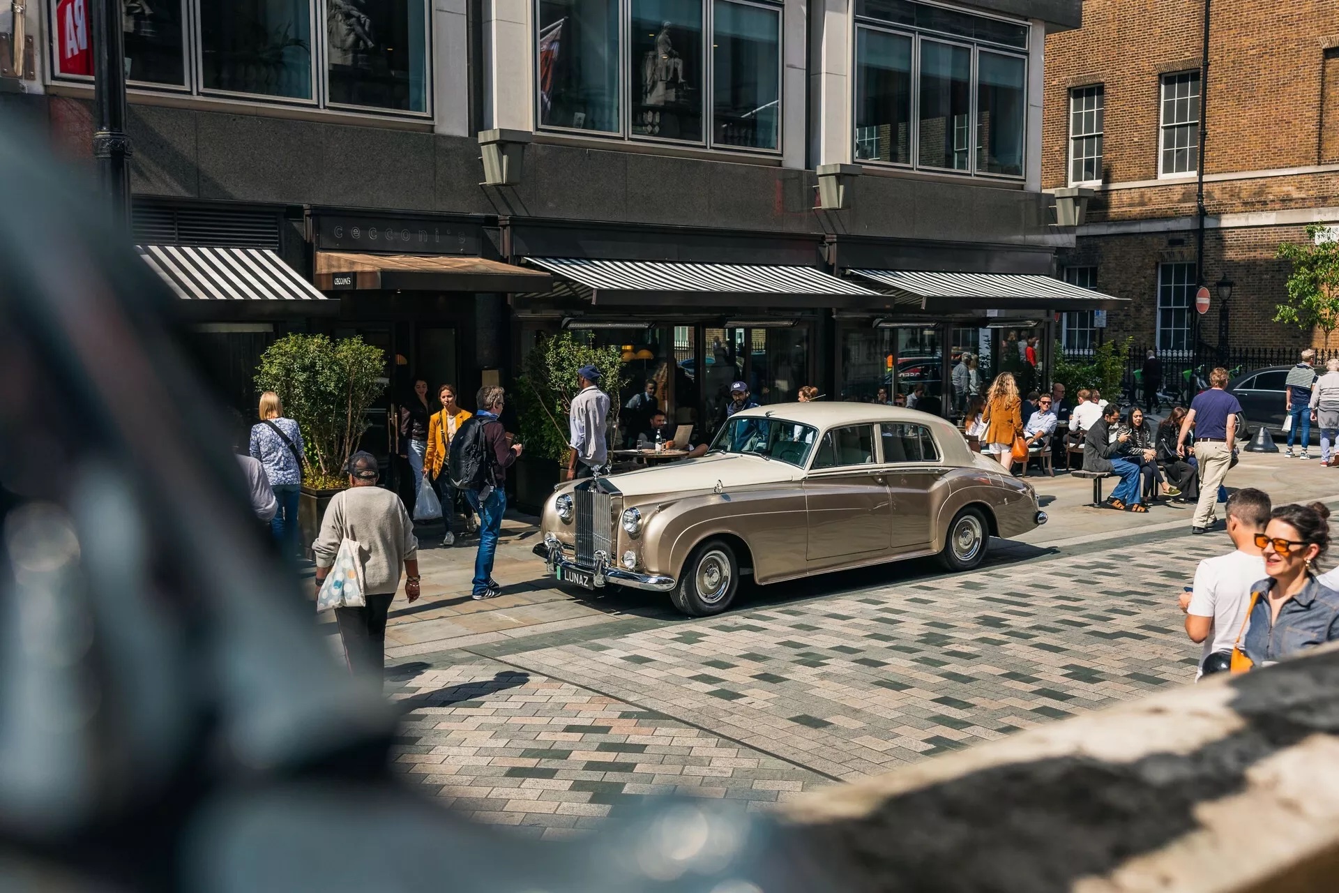 Lunaz-Rolls-Royce-Silver-Cloud-II-10.jpeg