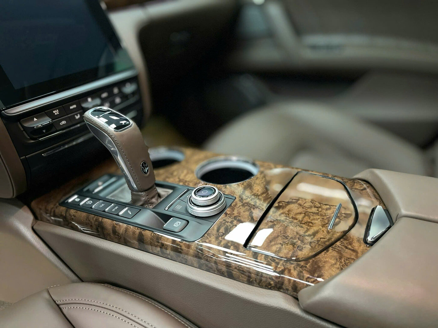 Maserati-Quattroporte-GTS-V8-2019 (1).jpg