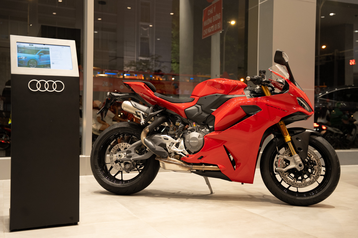 Mẫu Ducati Panigale V2 S thế hệ mới cũng đang được trưng bày trong chuỗi sự kiện ra mắt Audi Q...jpg