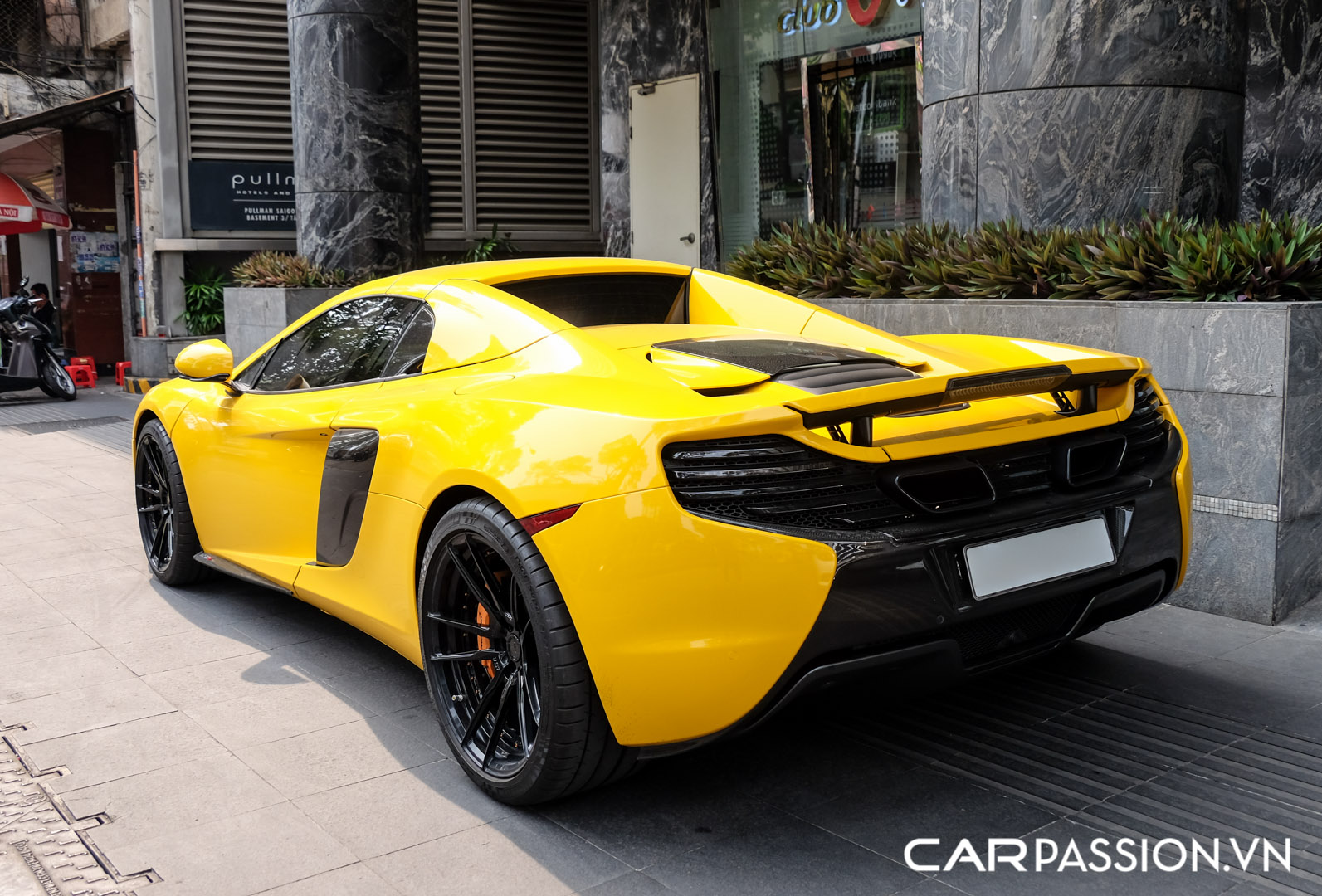 McLaren 650S Spider khoac ao vang (12).JPG