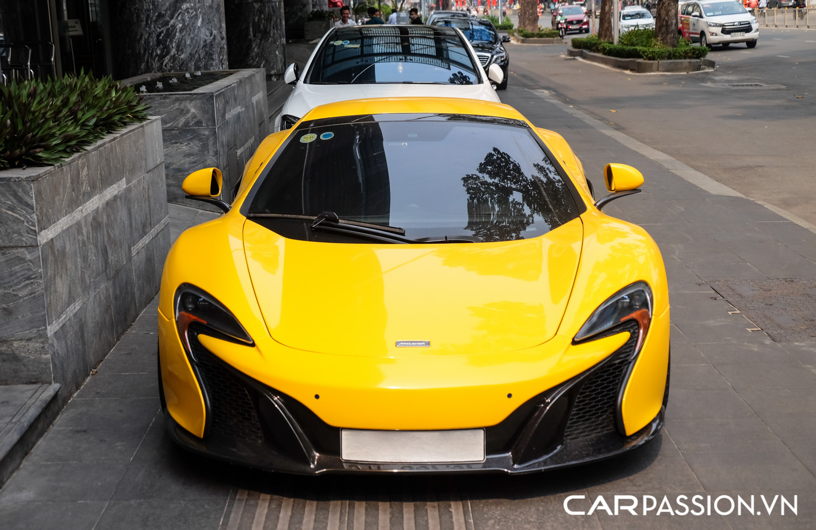 McLaren 650S Spider khoac ao vang (2).JPG