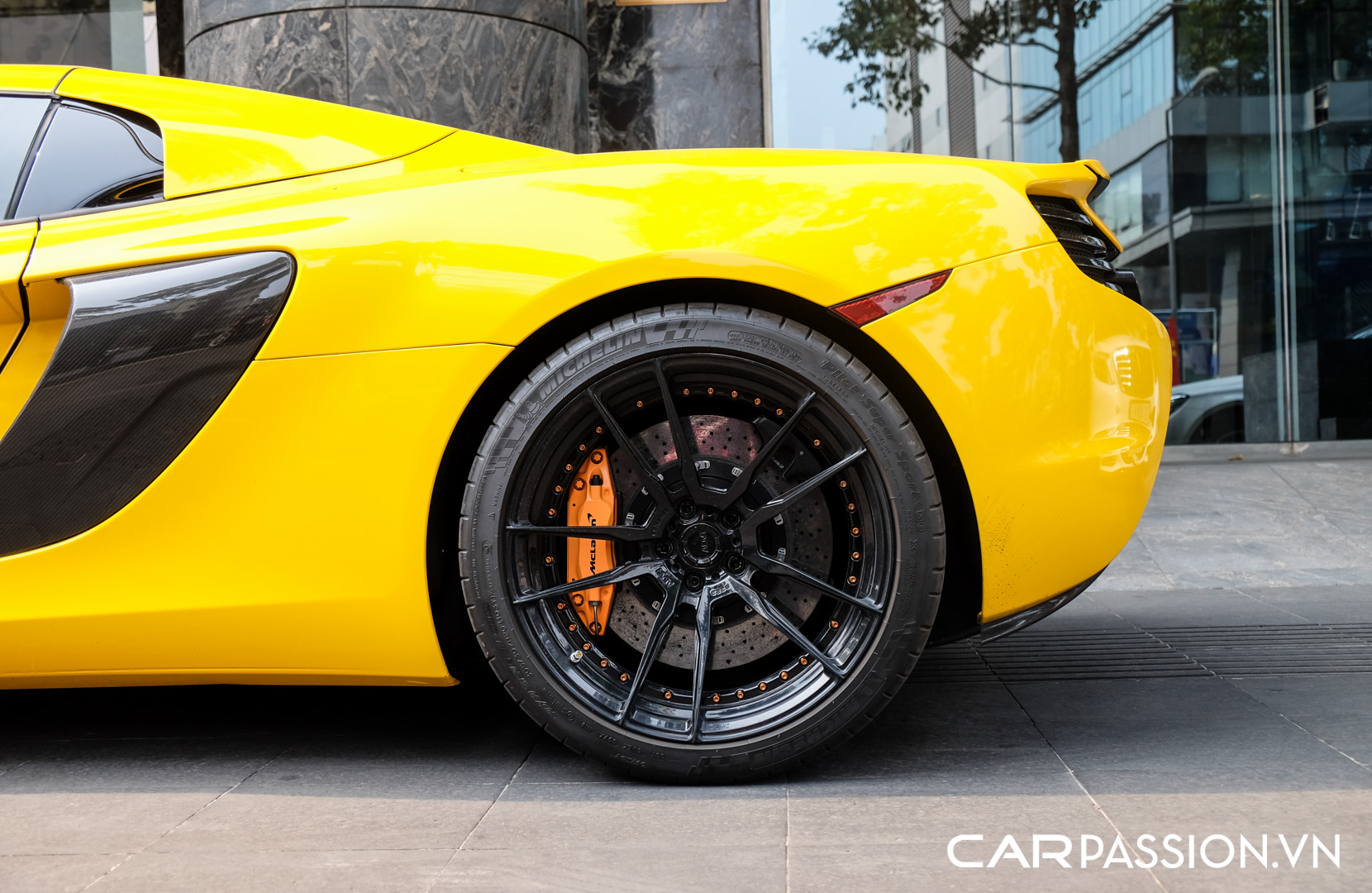 McLaren 650S Spider khoac ao vang (25).JPG