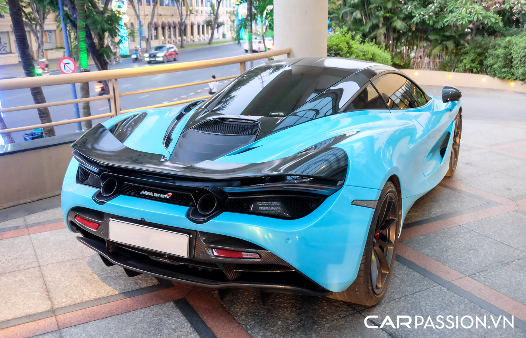 McLaren 720S màu xanh dương (9).JPG