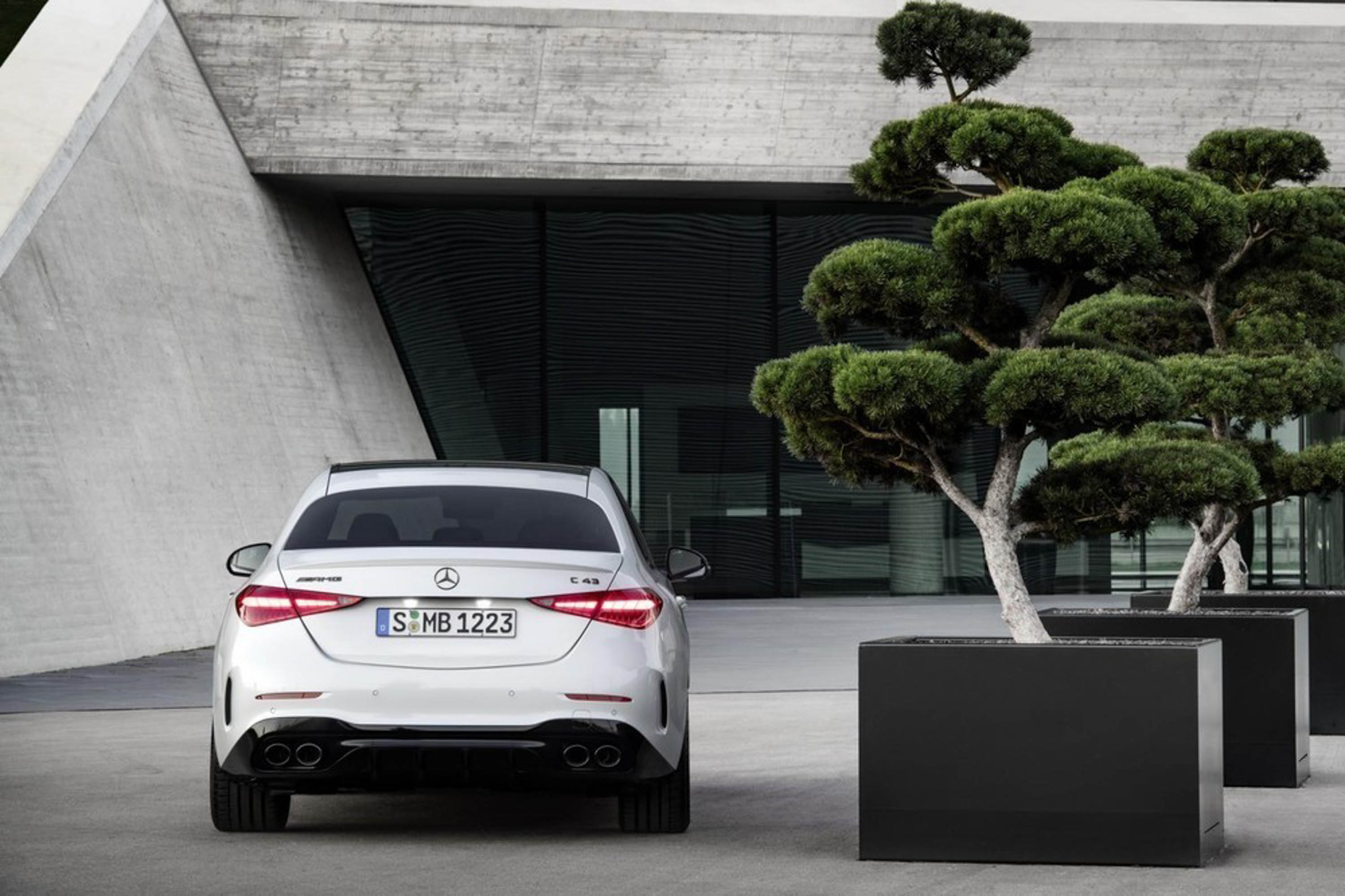 Mercedes-AMG-C43-anh-2022-anh-_2.jpg