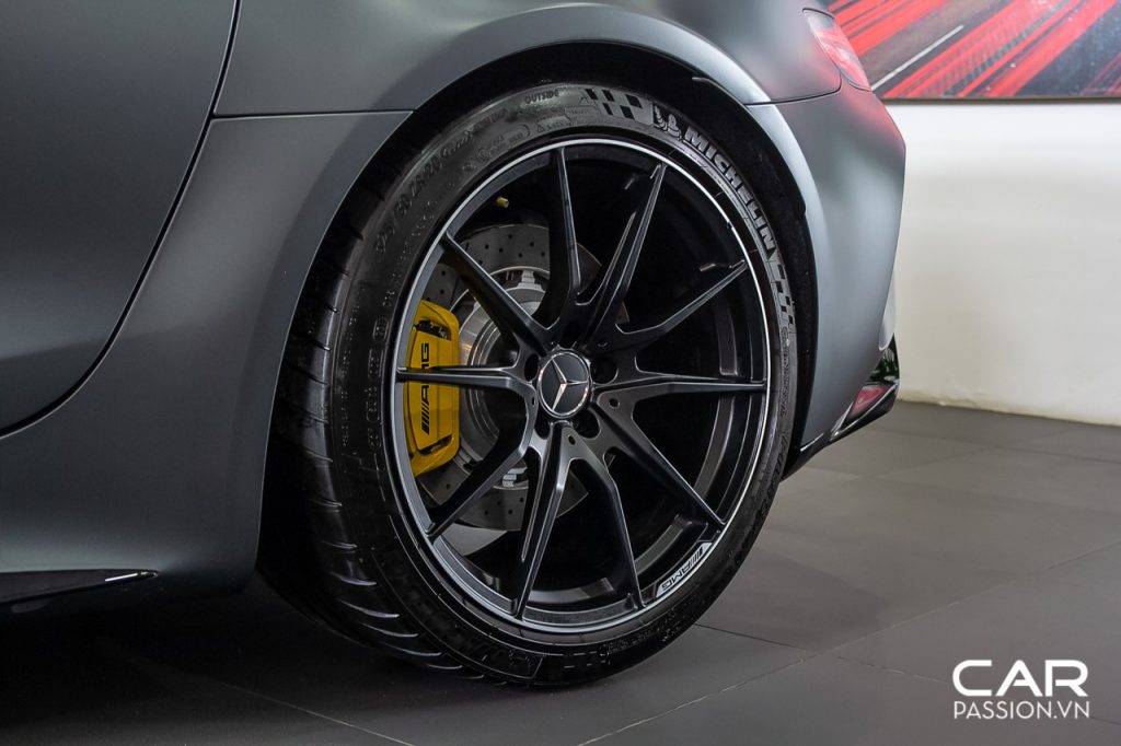 Mercedes-AMG GT R (6).jpg