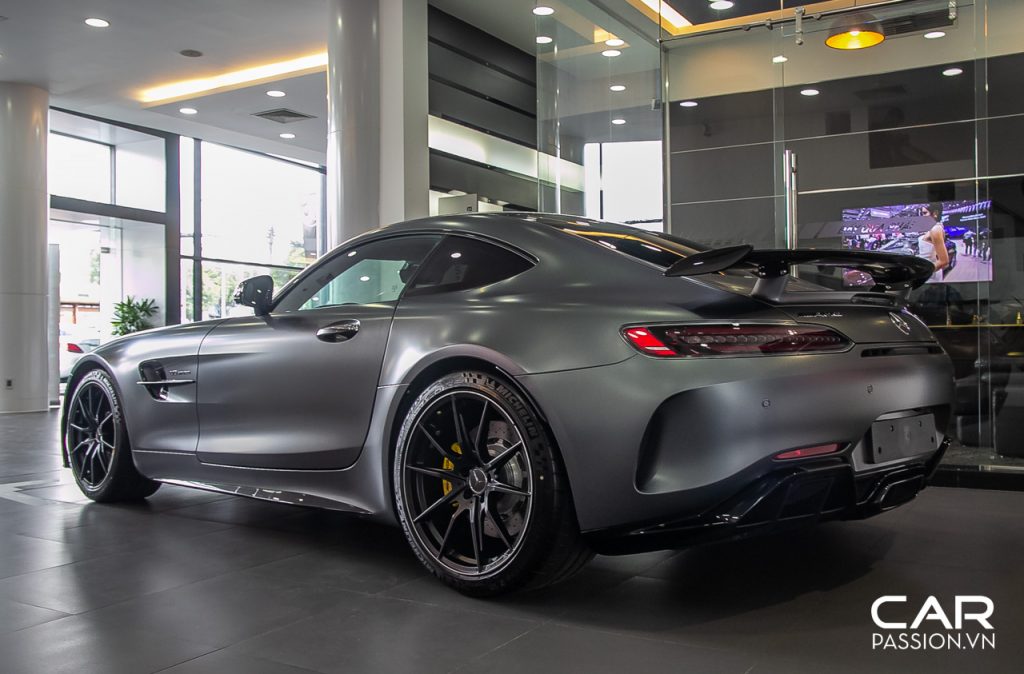 Mercedes-AMG GT R (9).jpg
