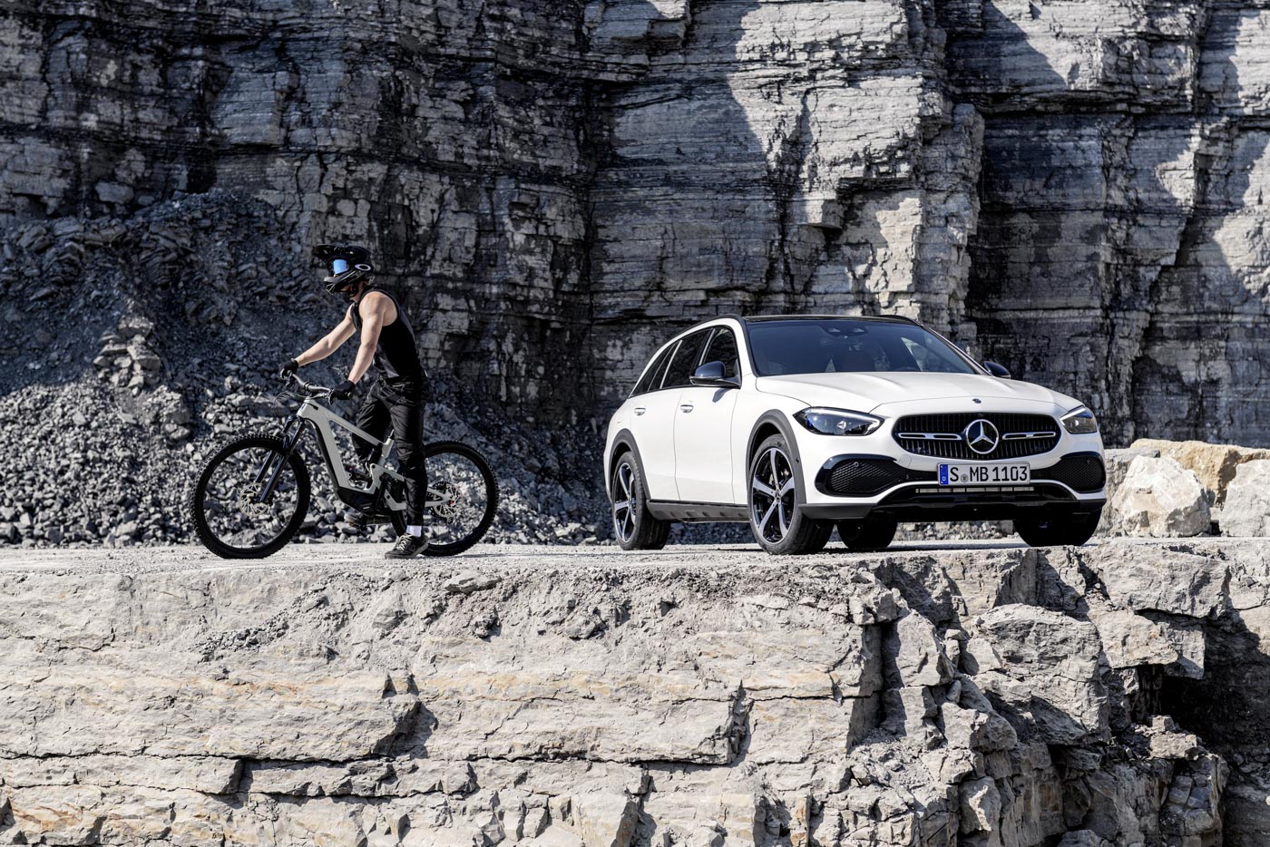 Mercedes-benz-c-class-all-terrain-di-den-moi-noi-cung-mau-xe-gia-dinh-day-thuc-dung (13).JPG