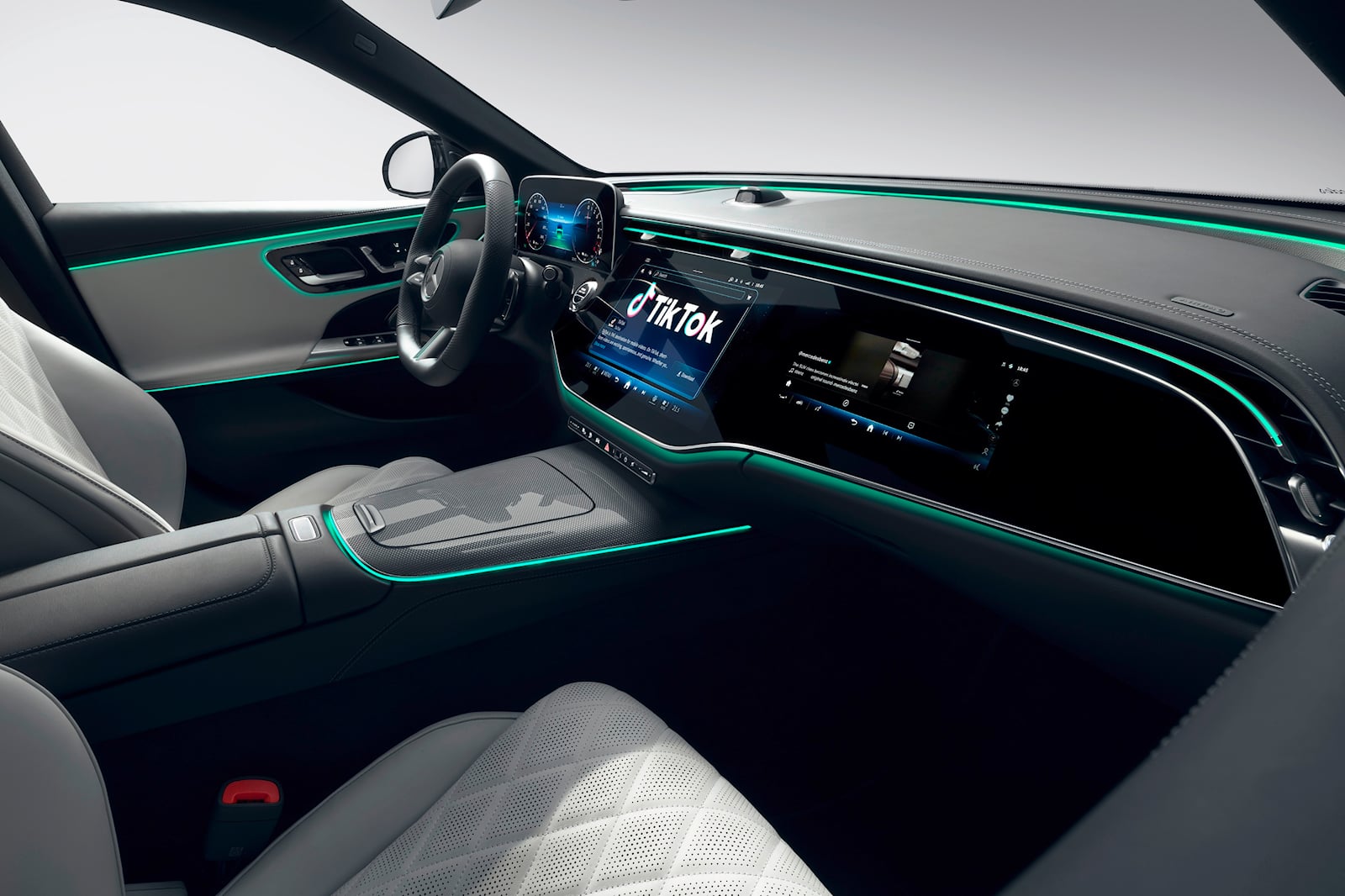 mercedes-eclass2024-noithat-tiktok-04.jpg