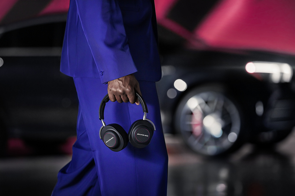 Mercedes headphones (2).jpg