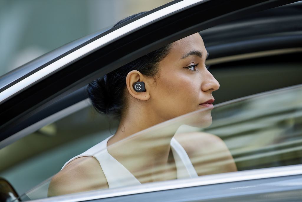Mercedes headphones (9).jpg