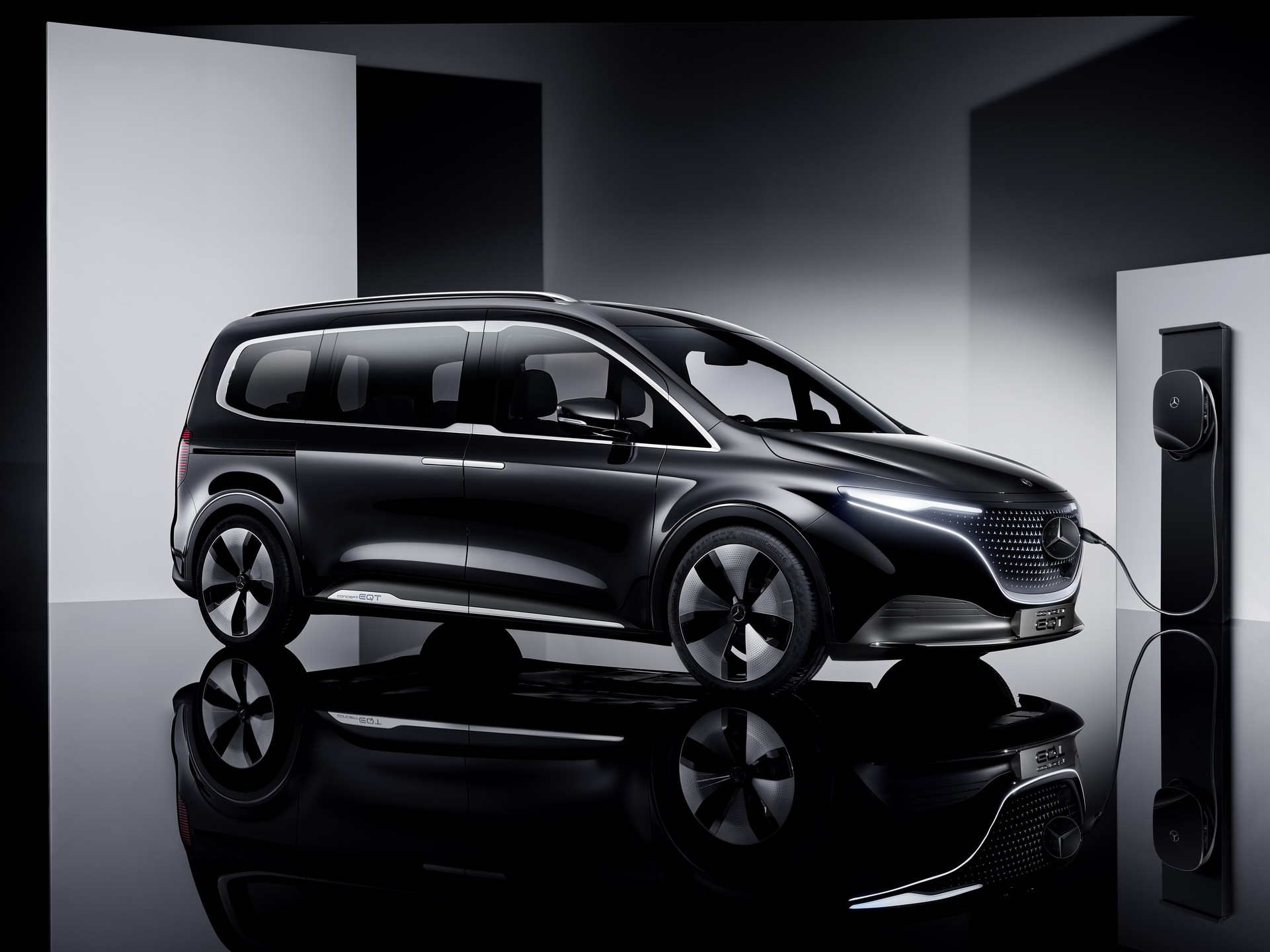 Mercedes-ra-mắt-minivan-điện-EQT-Concept (16).jpg