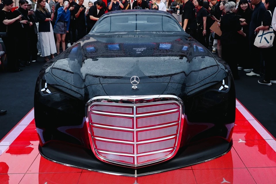 Mercedes_Benz_Vision_Iconic_2.jpg
