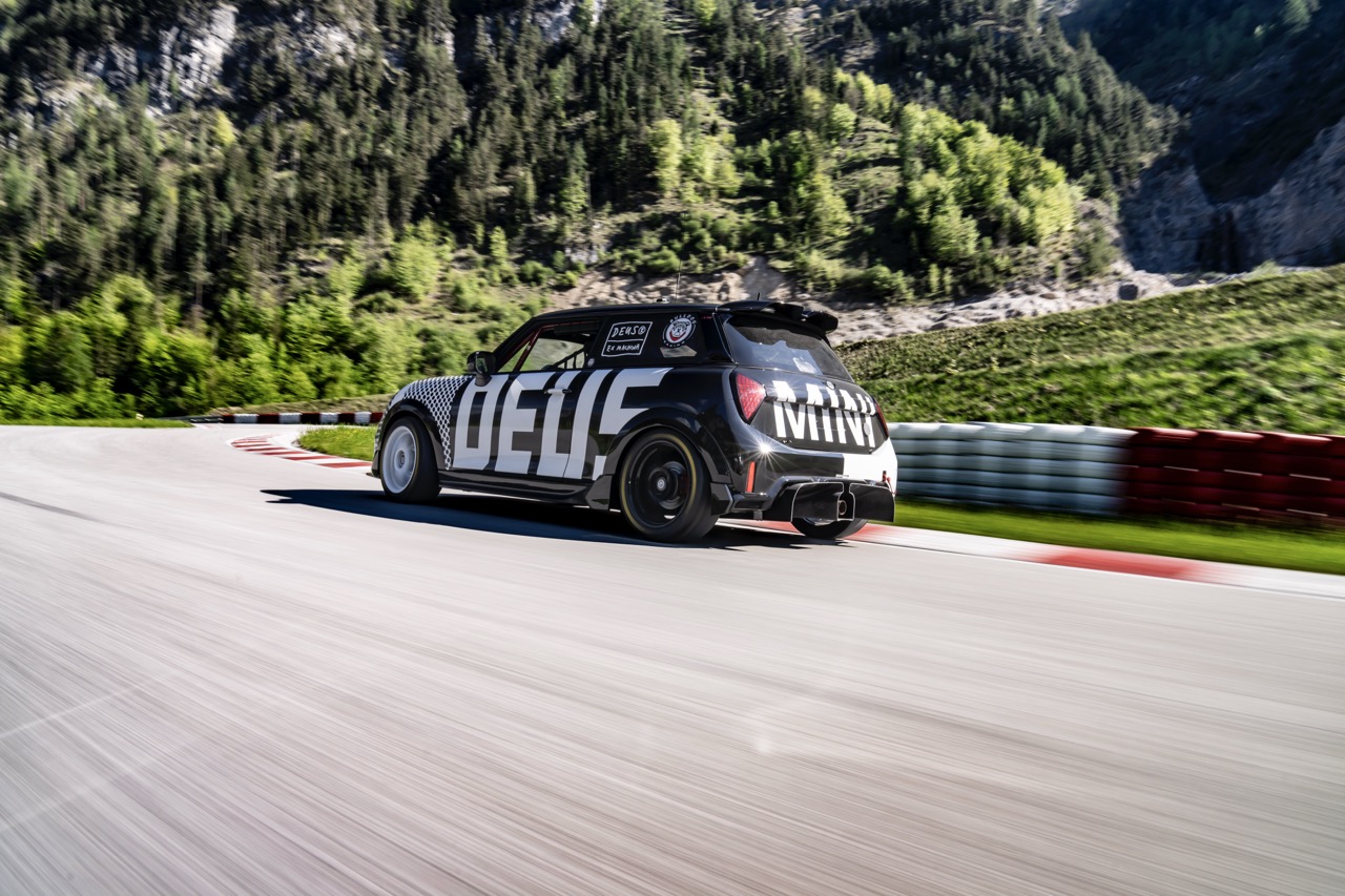 MINI John Cooper Works và Bulldog Racing anh 13.jpeg
