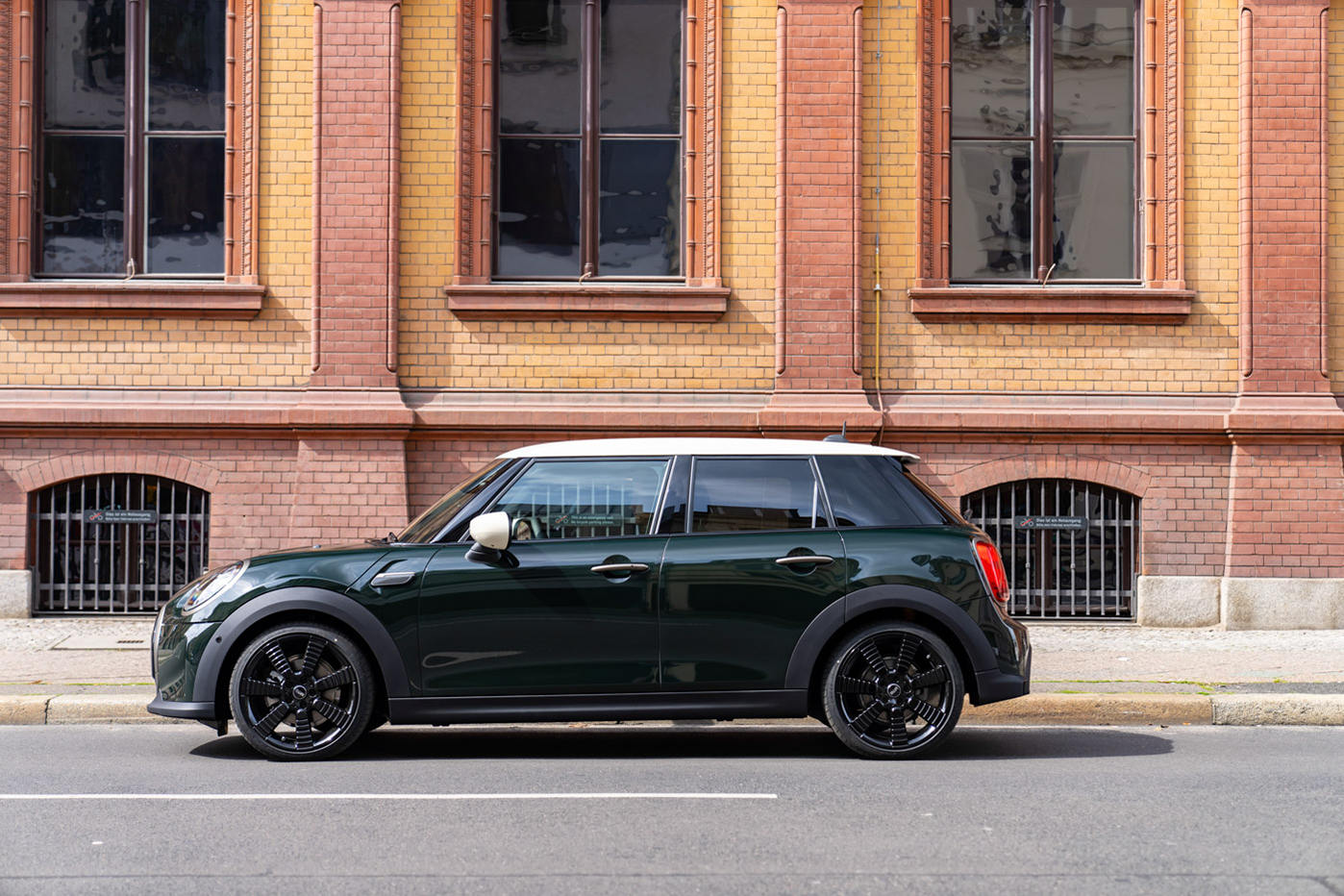 mini5door_resolute_01.jpg