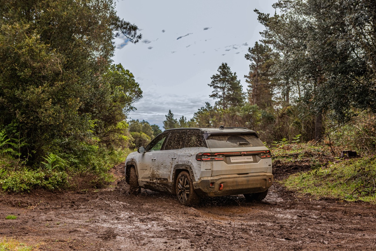 new-compass-4xe-4wd-lock-6 Large.jpeg