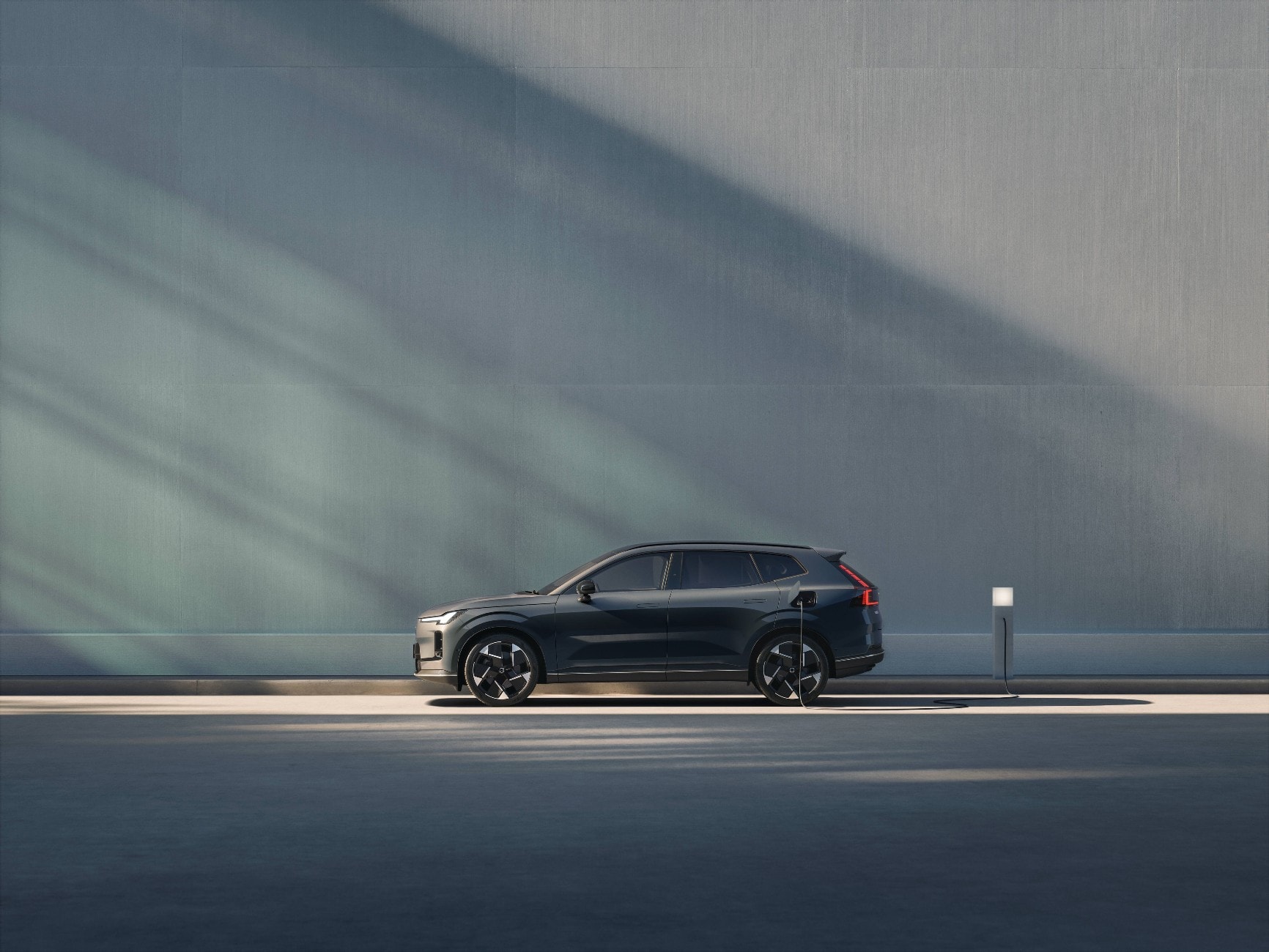 new-volvo-xc70-plug-in-hybrid-suv-goes-live-with-massive-electric-range_19.jpg