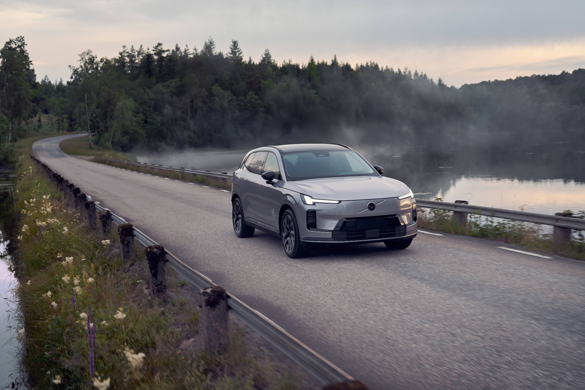 new-volvo-xc70-plug-in-hybrid-suv-goes-live-with-massive-electric-range_2.jpg