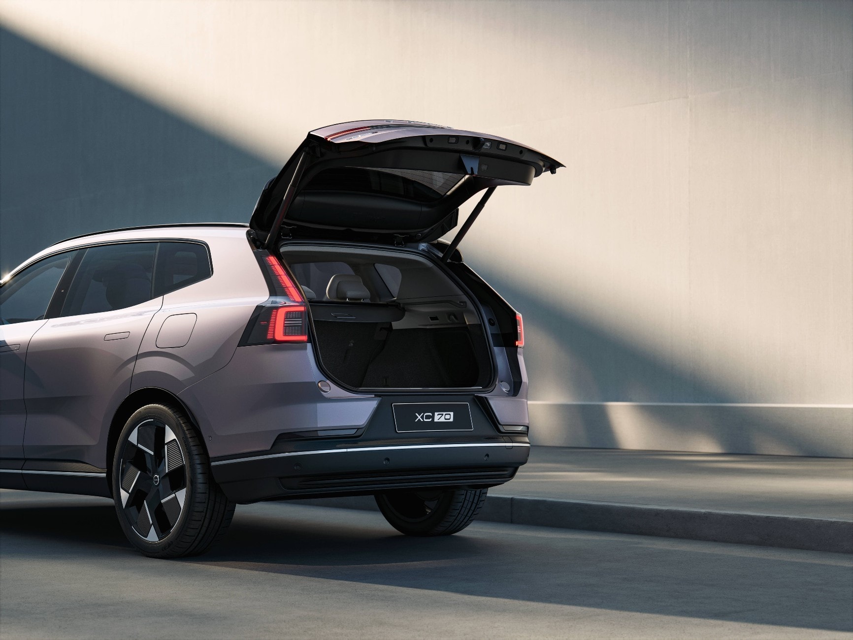new-volvo-xc70-plug-in-hybrid-suv-goes-live-with-massive-electric-range_30.jpg